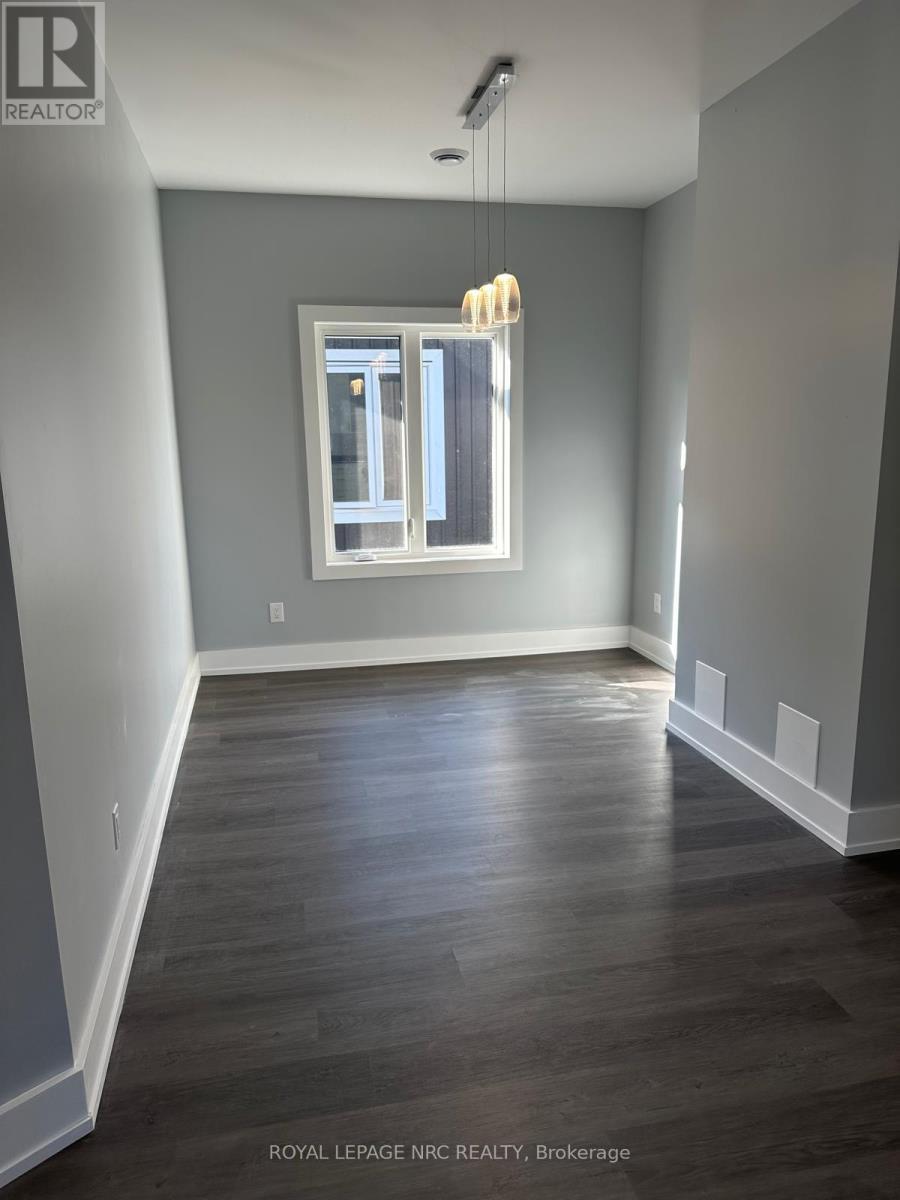 












58 GRIFFITH STREET

,
Welland (Welland Downtown),




Ontario
L3B4G6

