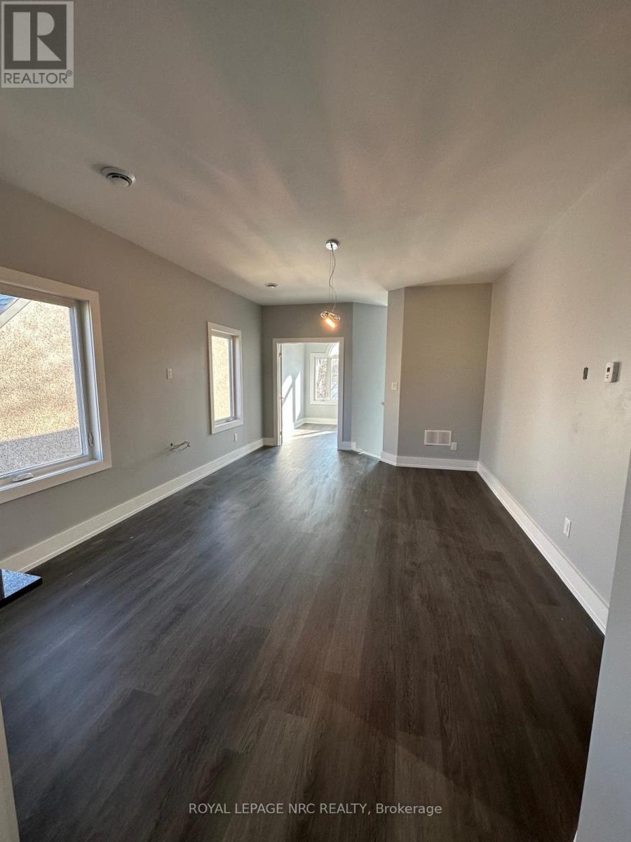 












58 GRIFFITH STREET

,
Welland (Welland Downtown),




Ontario
L3B4G6

