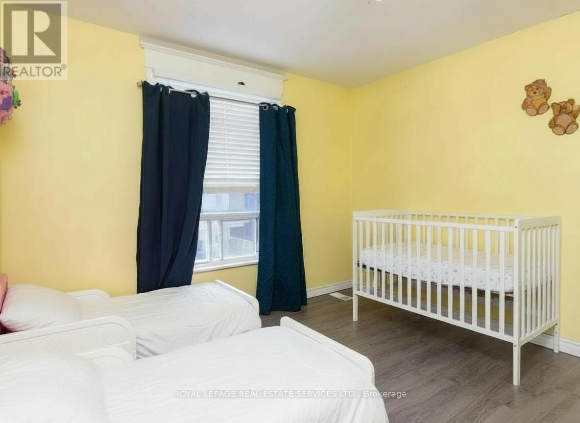 












43 ROSEMONT AVENUE

,
Hamilton,




Ontario
L8L2M4

