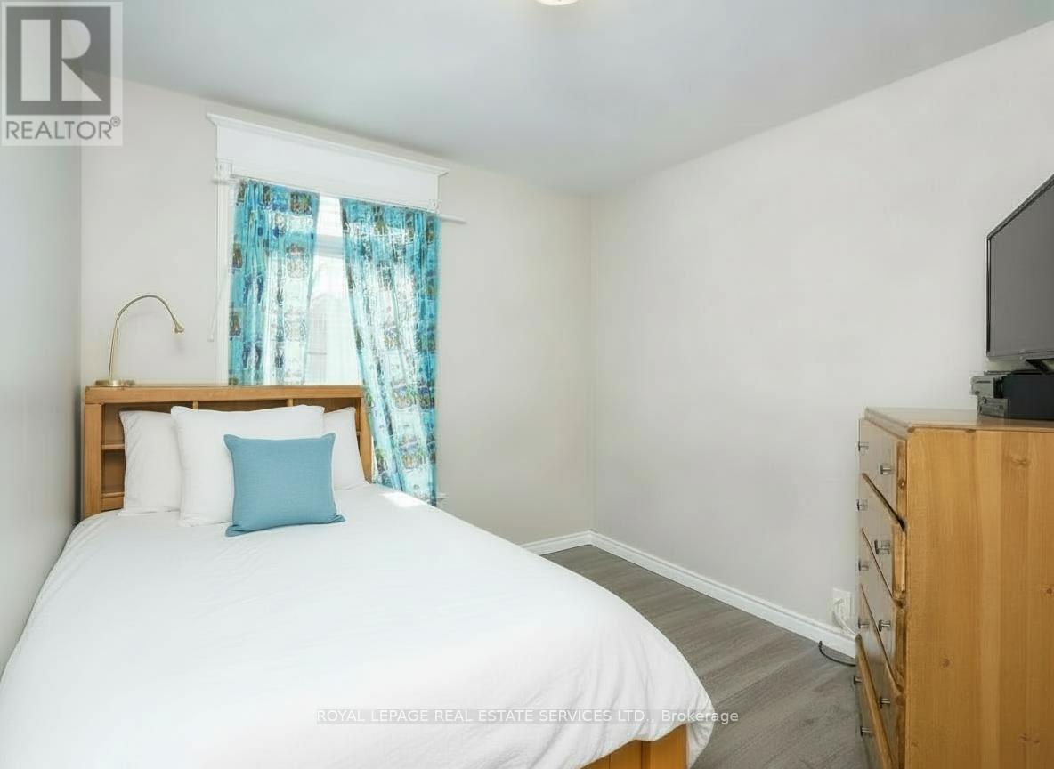 












43 ROSEMONT AVENUE

,
Hamilton,




Ontario
L8L2M4

