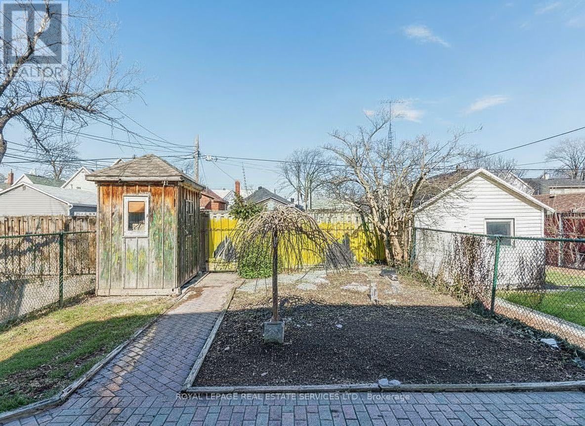 












43 ROSEMONT AVENUE

,
Hamilton,




Ontario
L8L2M4

