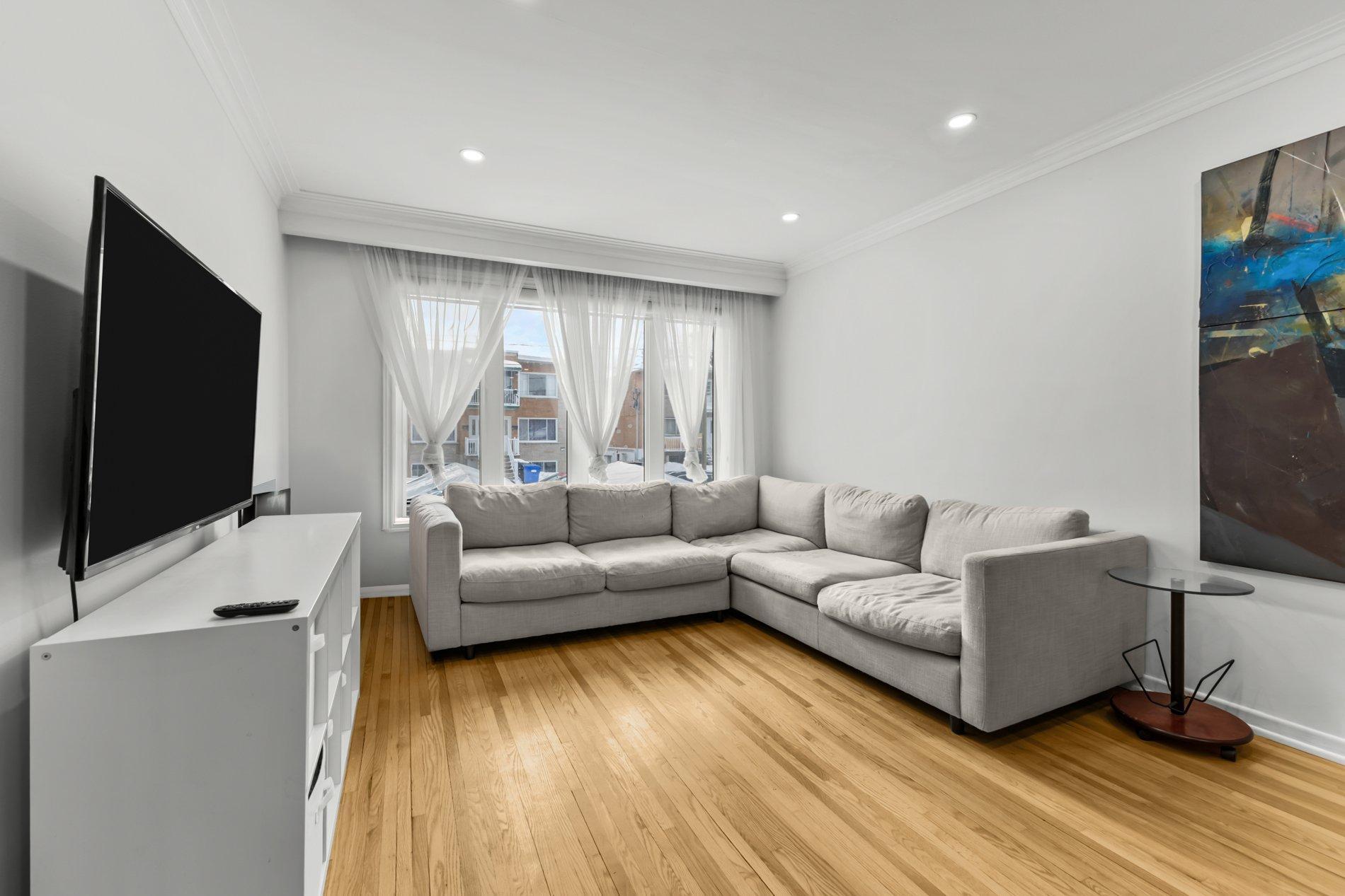 









661

 - 663A


81e Avenue

,
Laval (Chomedey),




QC
H7V3M5

