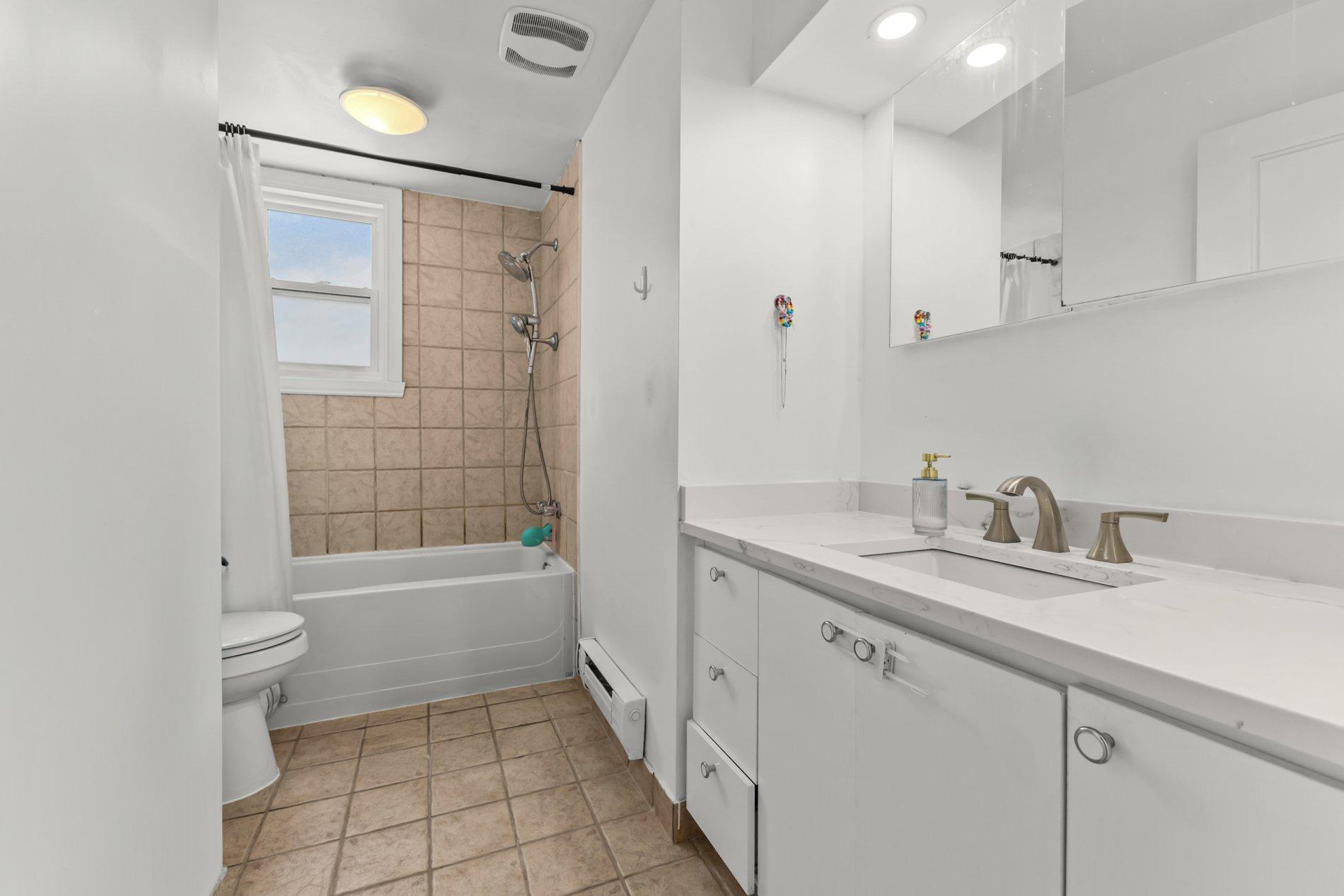 









661

 - 663A


81e Avenue

,
Laval (Chomedey),




QC
H7V3M5

