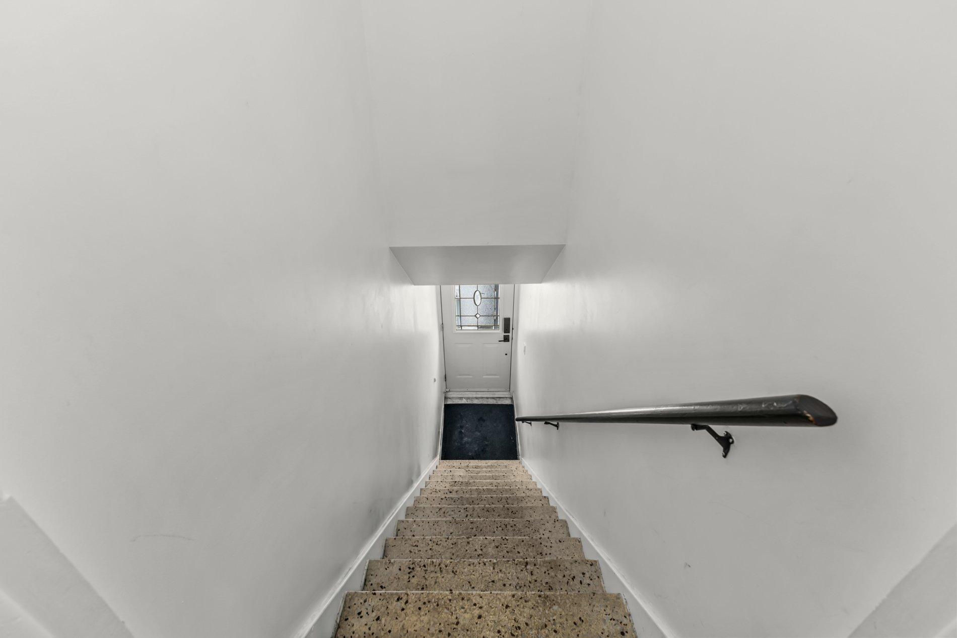 









661

 - 663A


81e Avenue

,
Laval (Chomedey),




QC
H7V3M5

