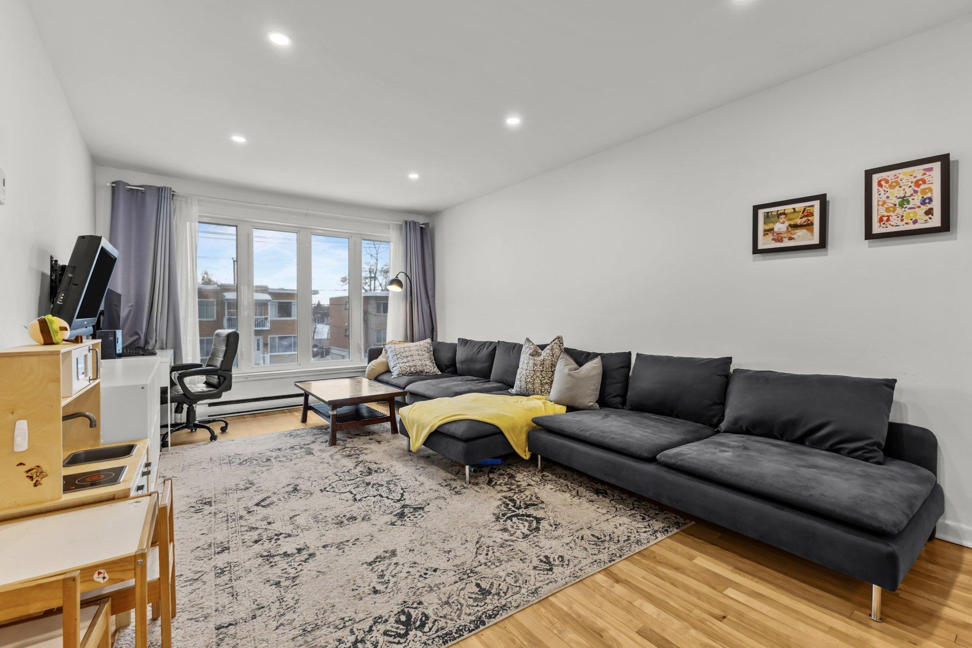 









661

 - 663A


81e Avenue

,
Laval (Chomedey),




QC
H7V3M5

