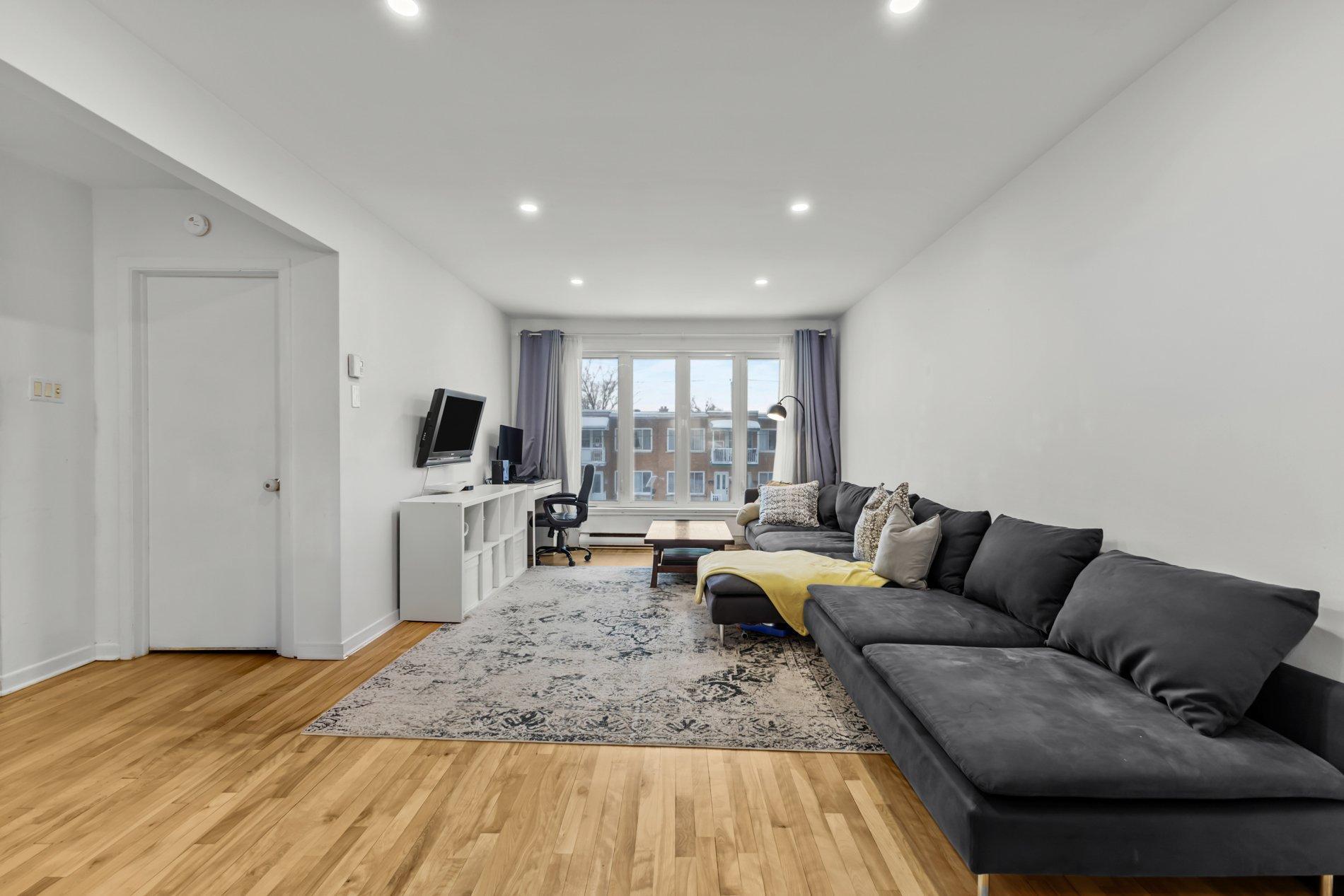 









661

 - 663A


81e Avenue

,
Laval (Chomedey),




QC
H7V3M5

