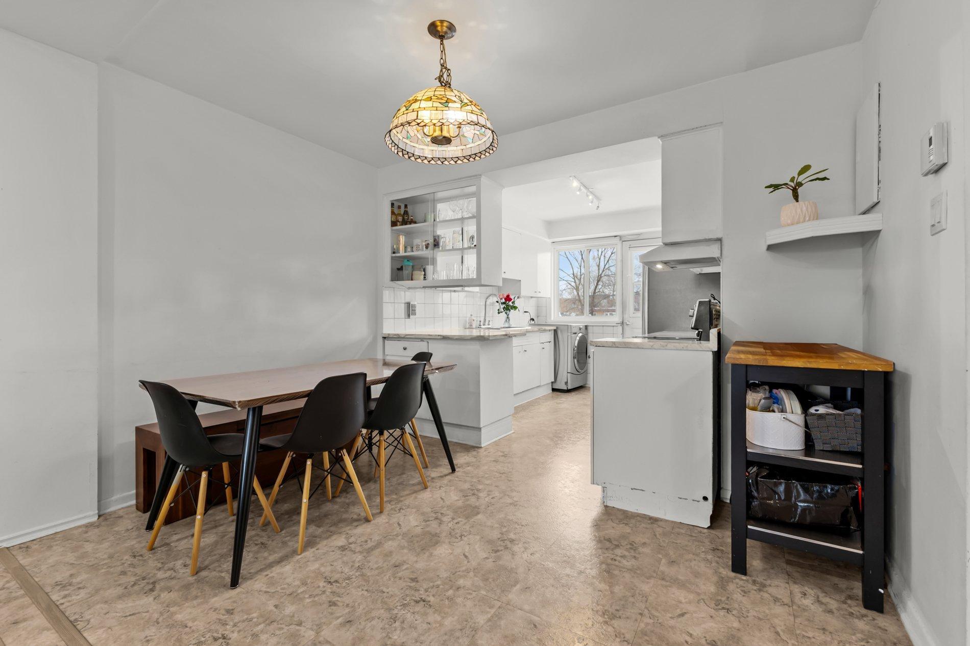 









661

 - 663A


81e Avenue

,
Laval (Chomedey),




QC
H7V3M5

