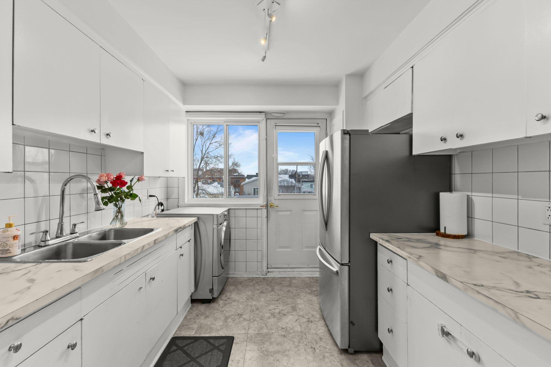 









661

 - 663A


81e Avenue

,
Laval (Chomedey),




QC
H7V3M5

