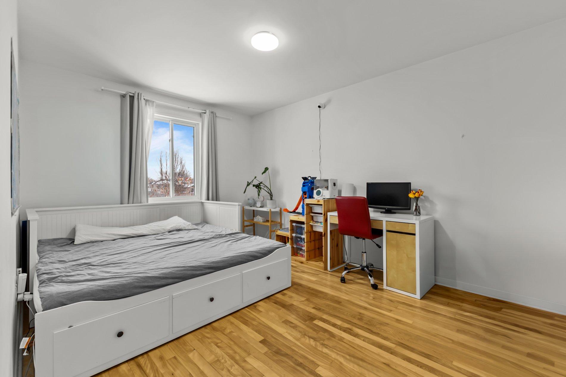 









661

 - 663A


81e Avenue

,
Laval (Chomedey),




QC
H7V3M5

