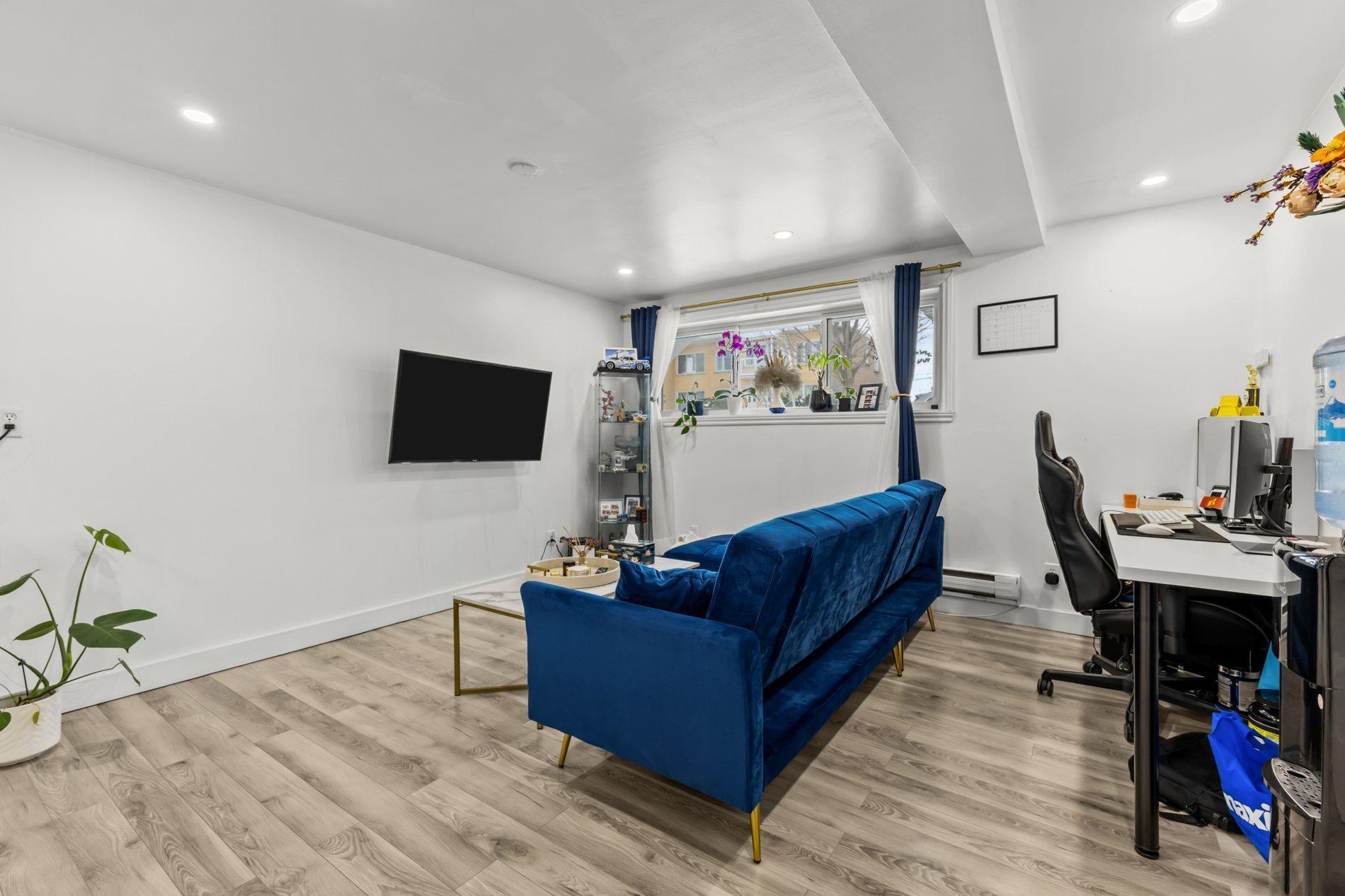 









661

 - 663A


81e Avenue

,
Laval (Chomedey),




QC
H7V3M5

