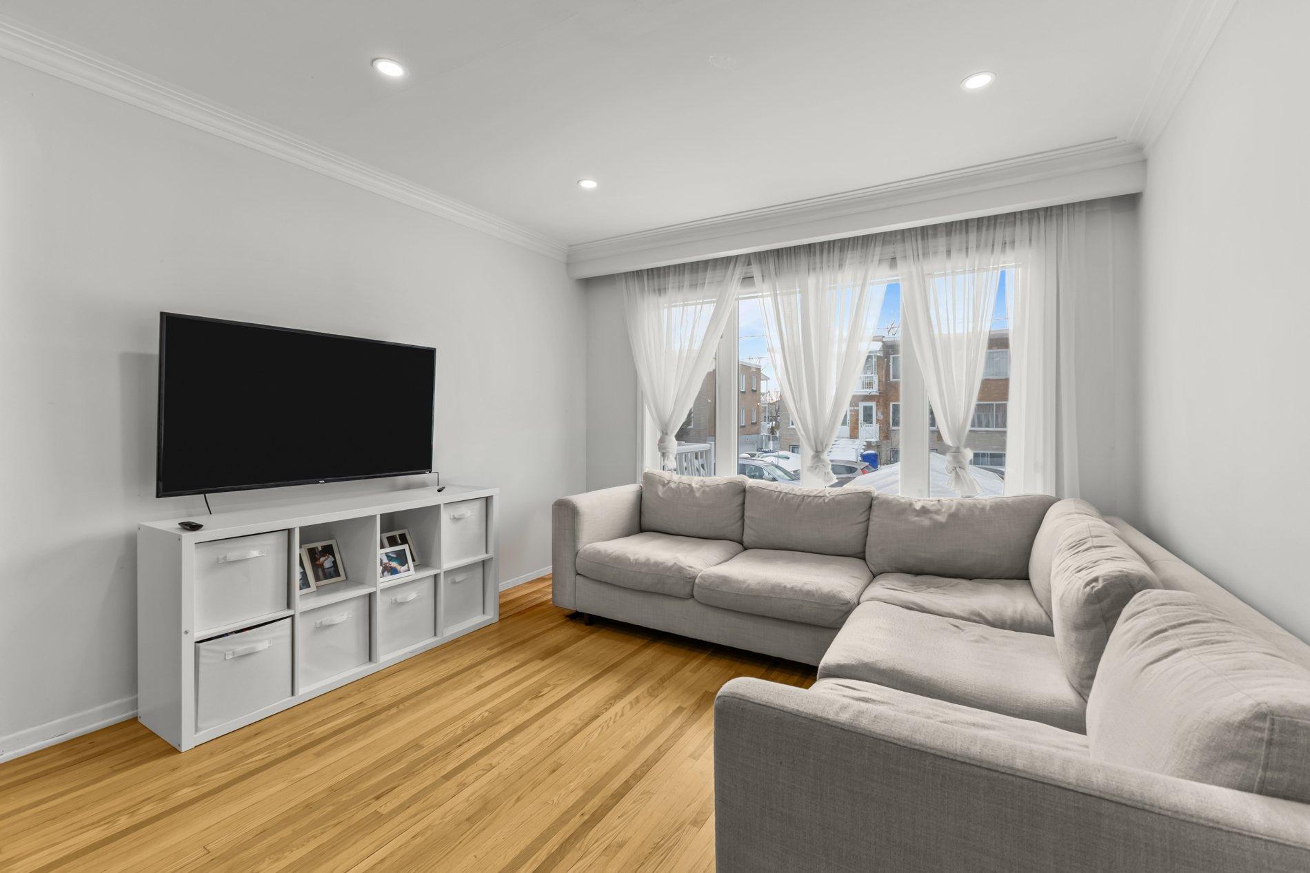 









661

 - 663A


81e Avenue

,
Laval (Chomedey),




QC
H7V3M5

