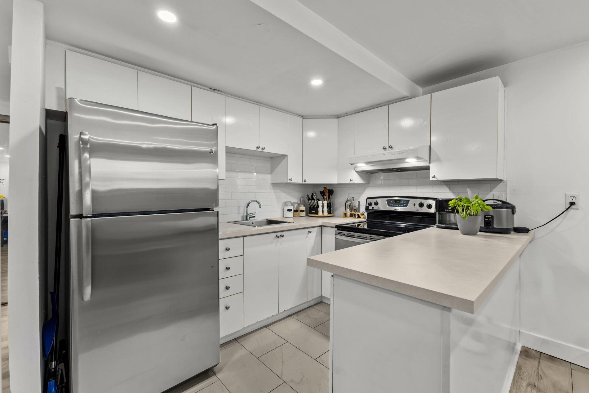 









661

 - 663A


81e Avenue

,
Laval (Chomedey),




QC
H7V3M5

