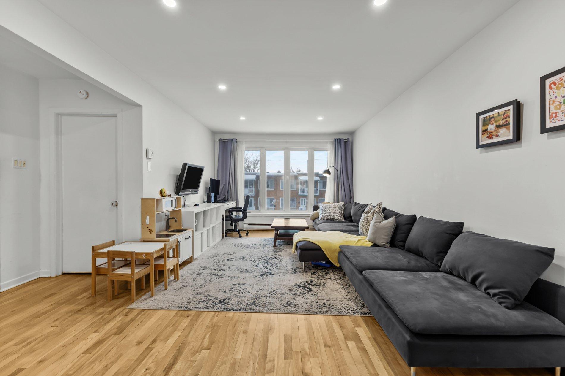 









661

 - 663A


81e Avenue

,
Laval (Chomedey),




QC
H7V3M5

