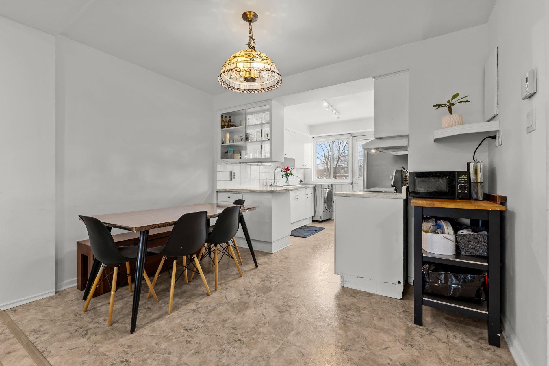 









661

 - 663A


81e Avenue

,
Laval (Chomedey),




QC
H7V3M5

