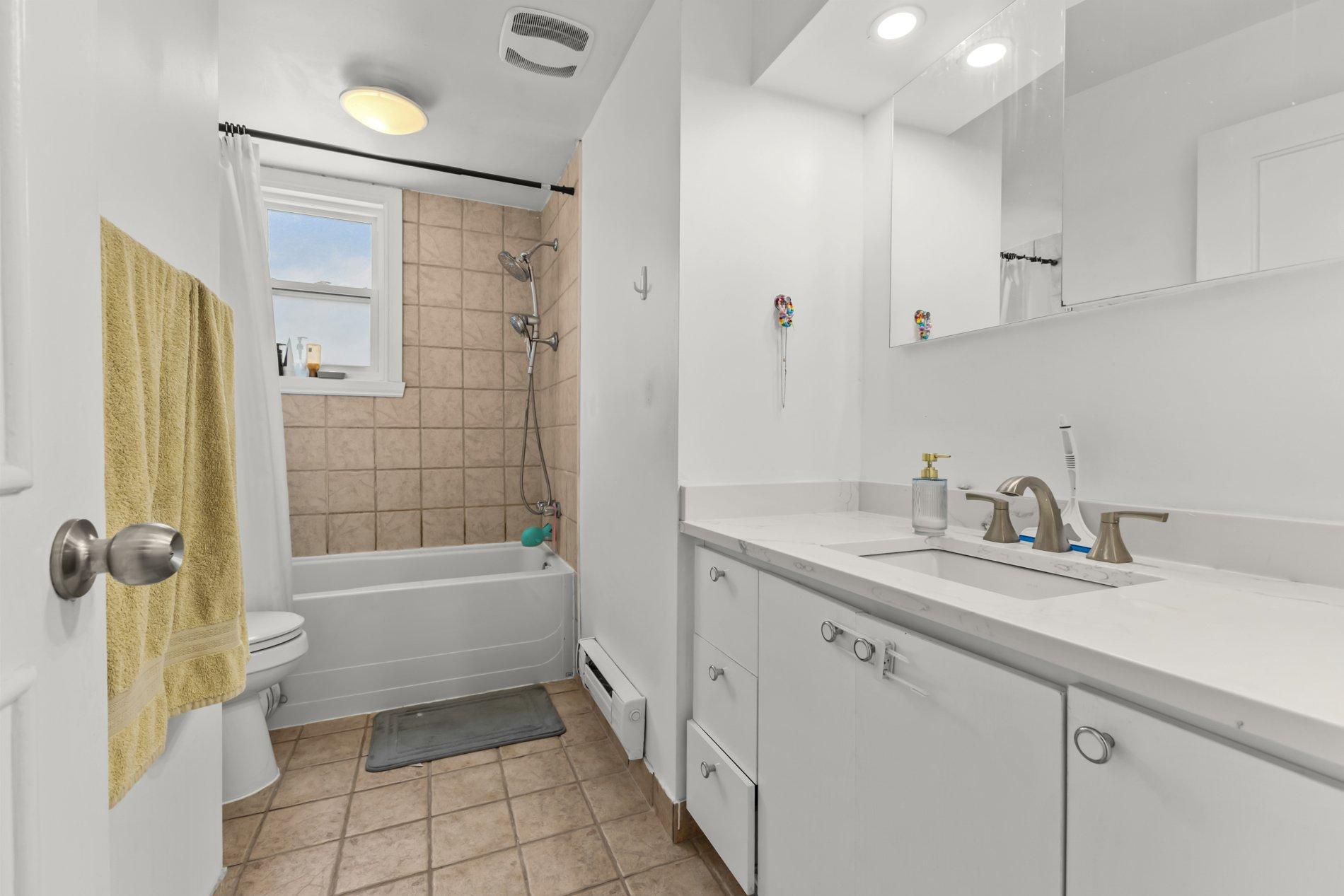 









661

 - 663A


81e Avenue

,
Laval (Chomedey),




QC
H7V3M5

