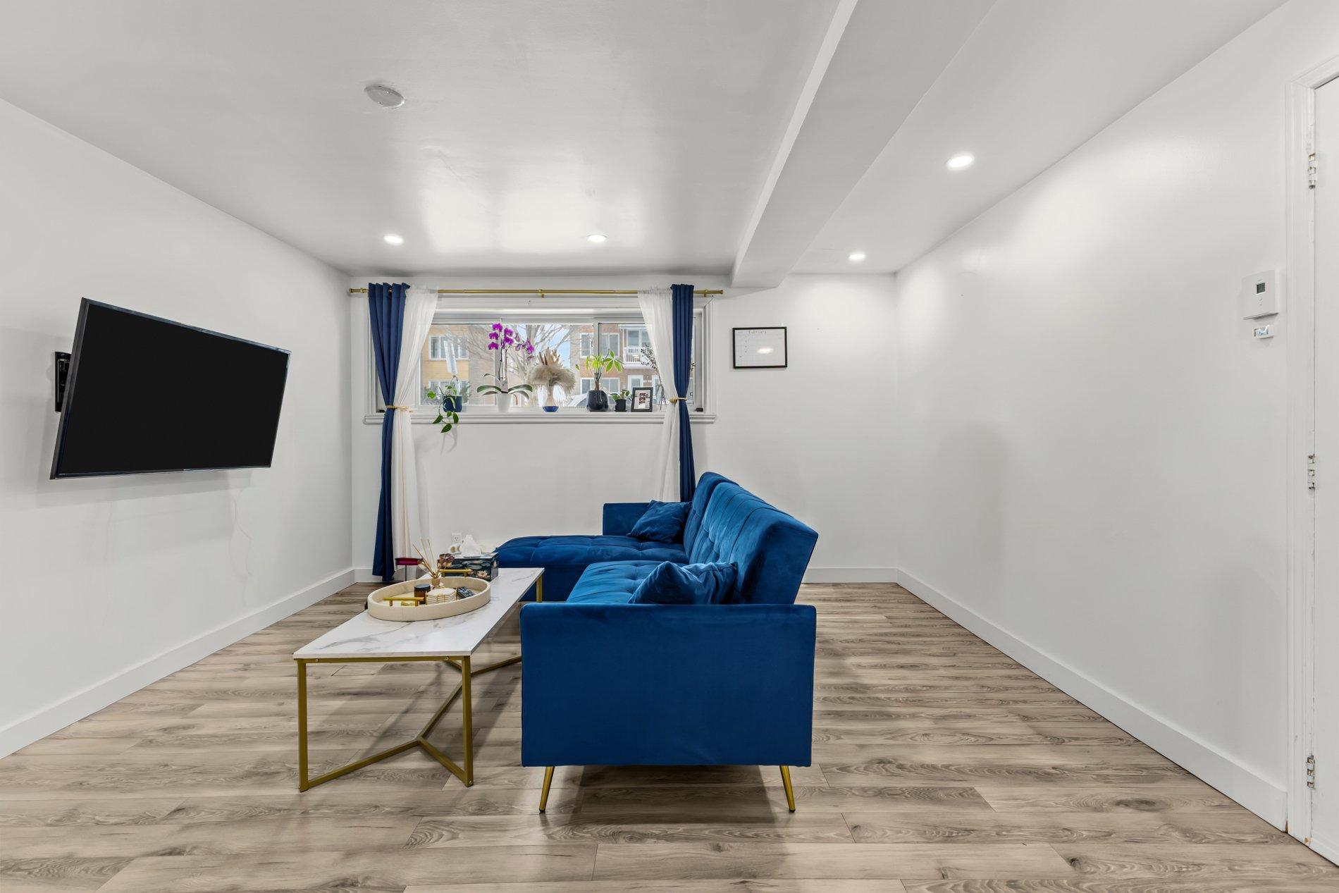 









661

 - 663A


81e Avenue

,
Laval (Chomedey),




QC
H7V3M5

