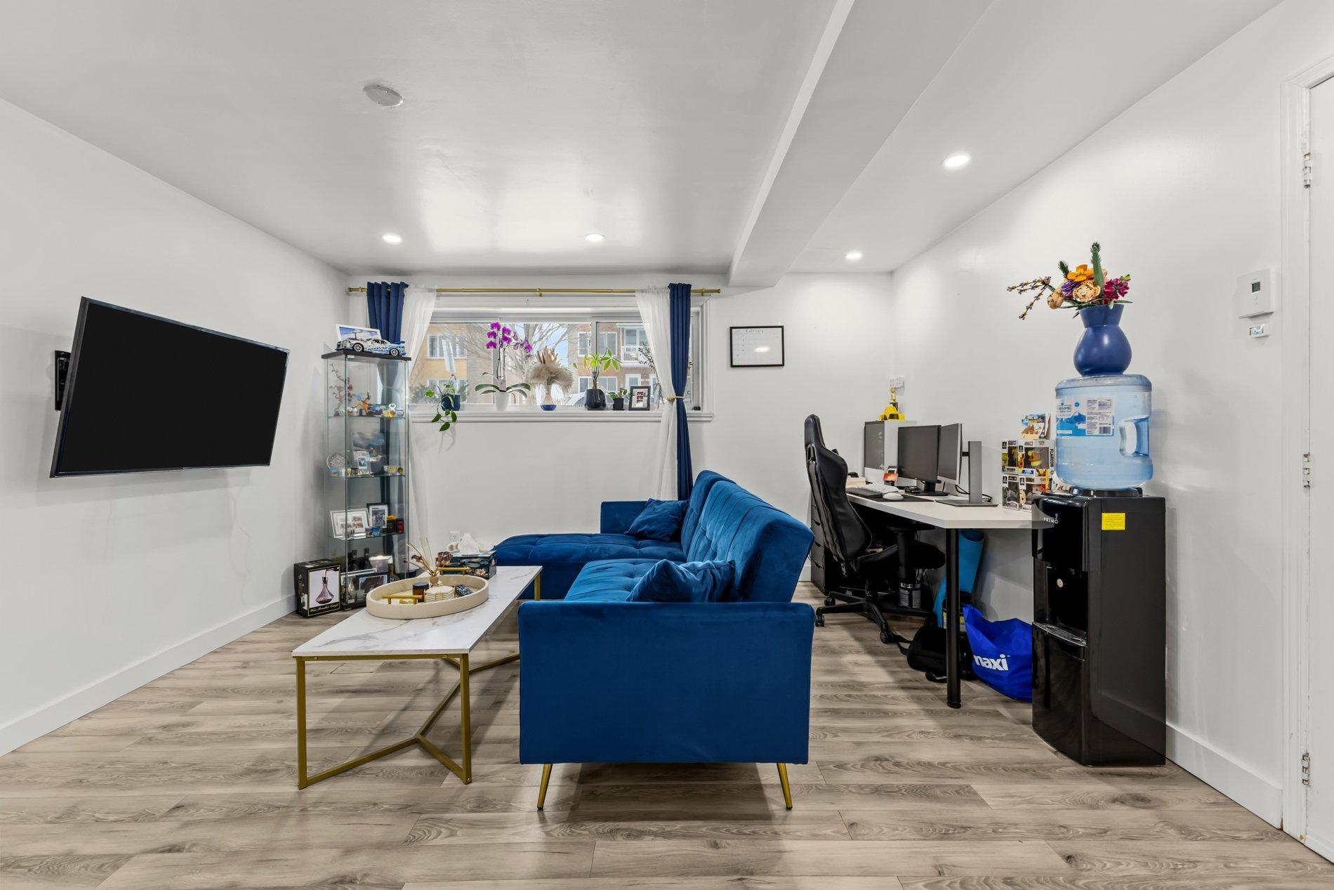 









661

 - 663A


81e Avenue

,
Laval (Chomedey),




QC
H7V3M5

