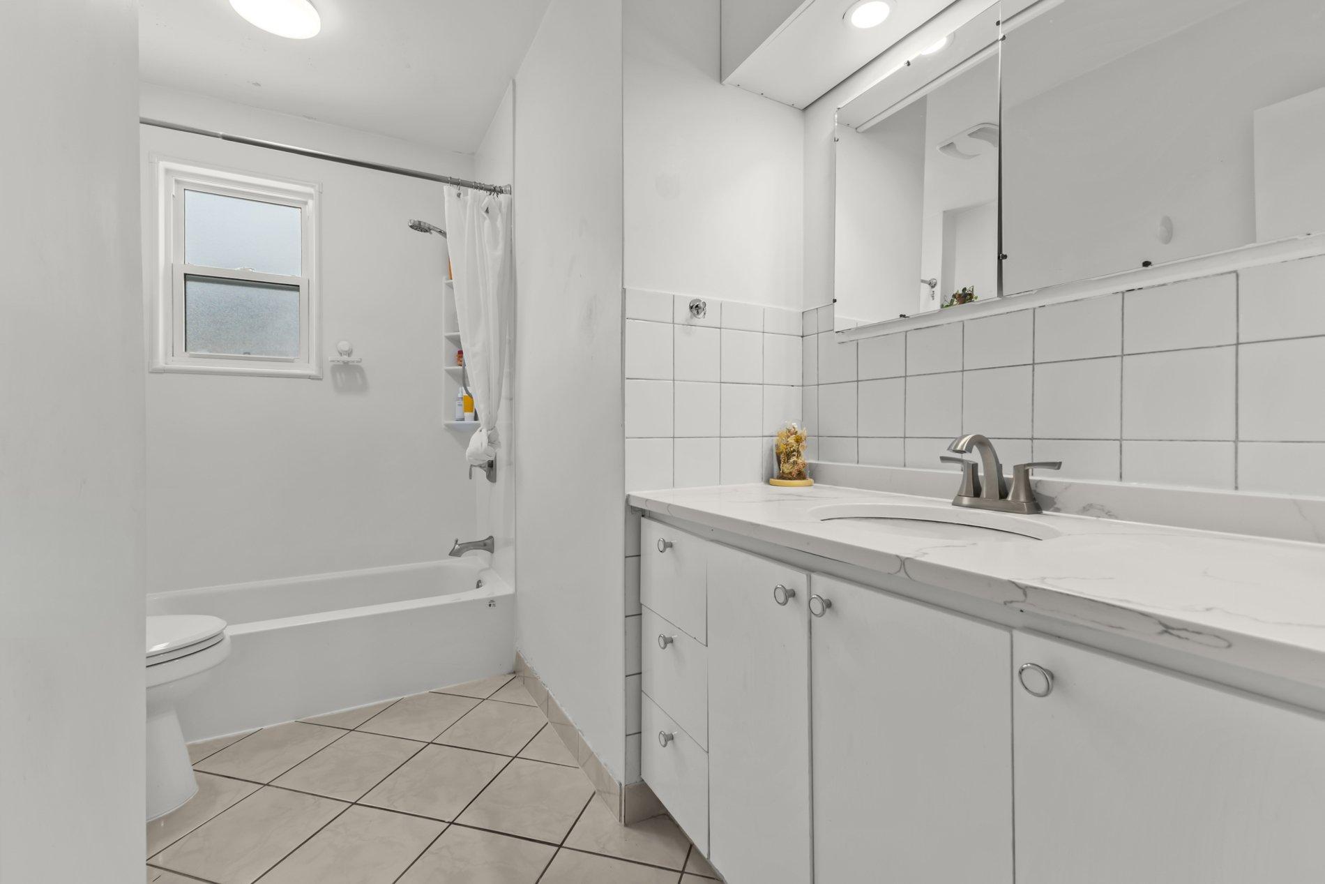 









661

 - 663A


81e Avenue

,
Laval (Chomedey),




QC
H7V3M5

