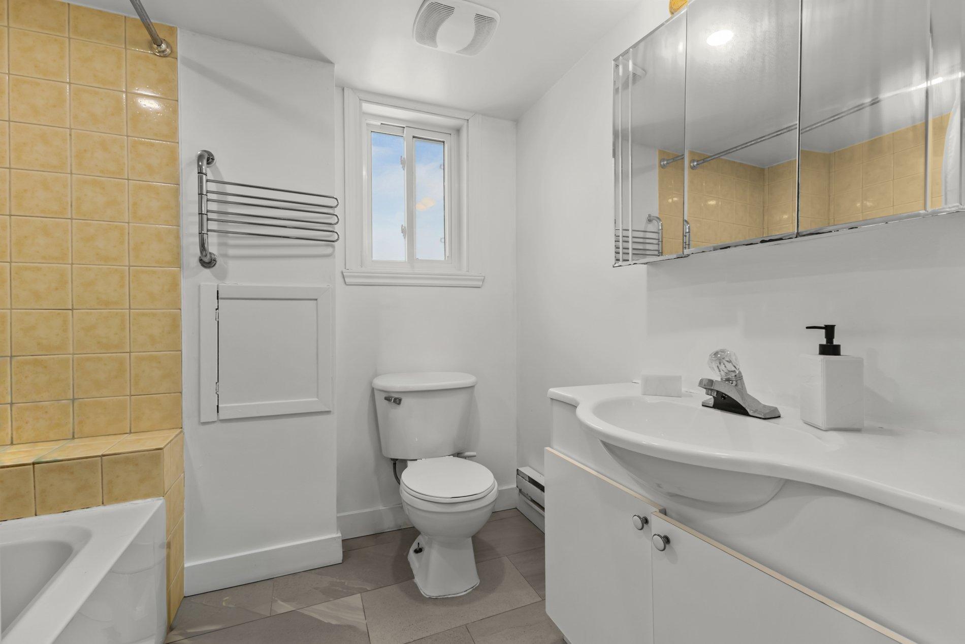 









661

 - 663A


81e Avenue

,
Laval (Chomedey),




QC
H7V3M5

