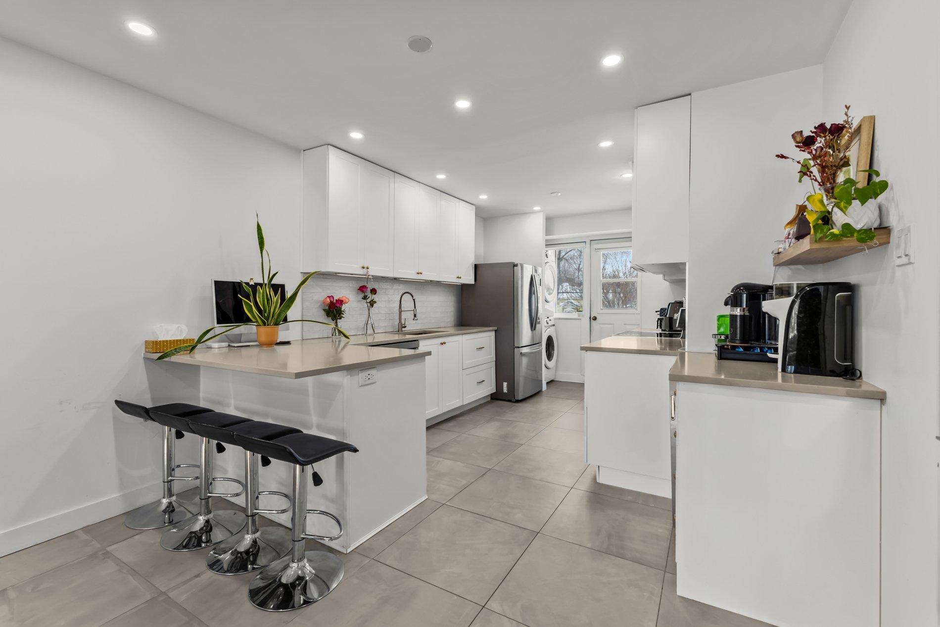 









661

 - 663A


81e Avenue

,
Laval (Chomedey),




QC
H7V3M5

