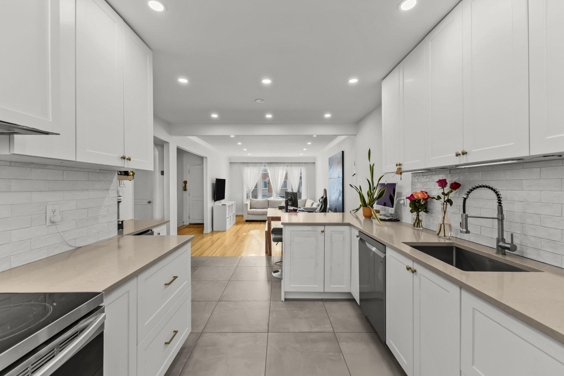 









661

 - 663A


81e Avenue

,
Laval (Chomedey),




QC
H7V3M5

