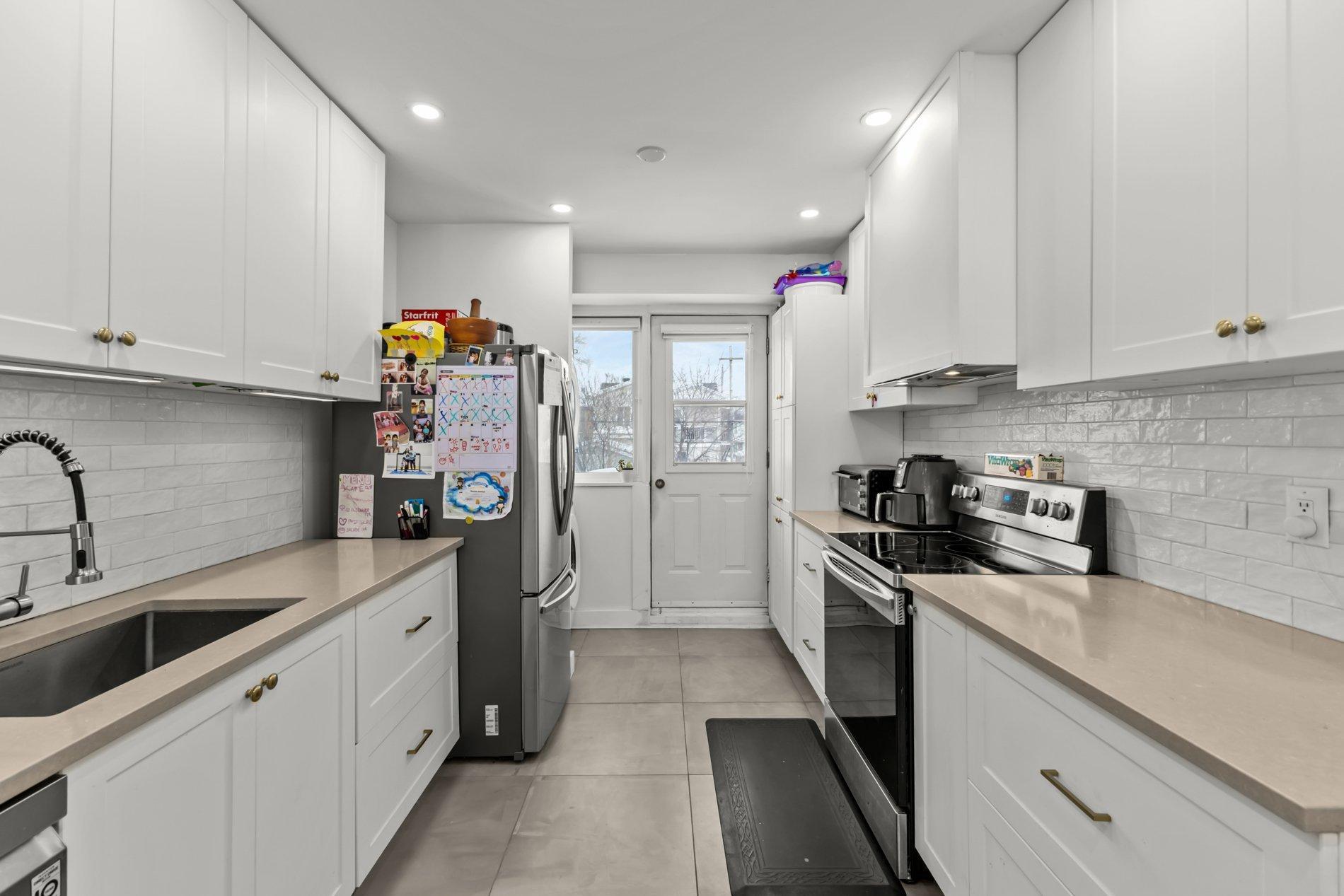 









661

 - 663A


81e Avenue

,
Laval (Chomedey),




QC
H7V3M5

