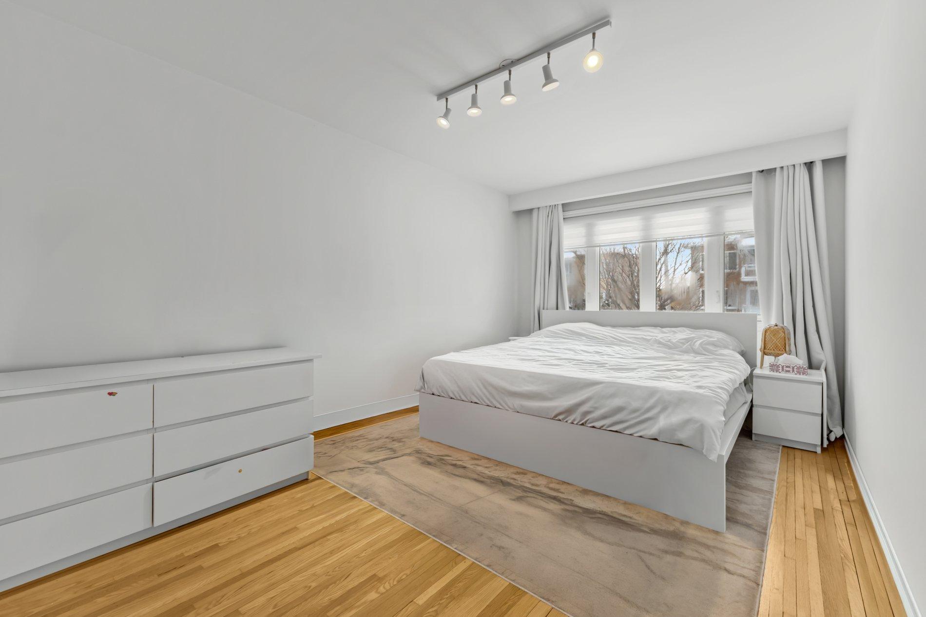 









661

 - 663A


81e Avenue

,
Laval (Chomedey),




QC
H7V3M5

