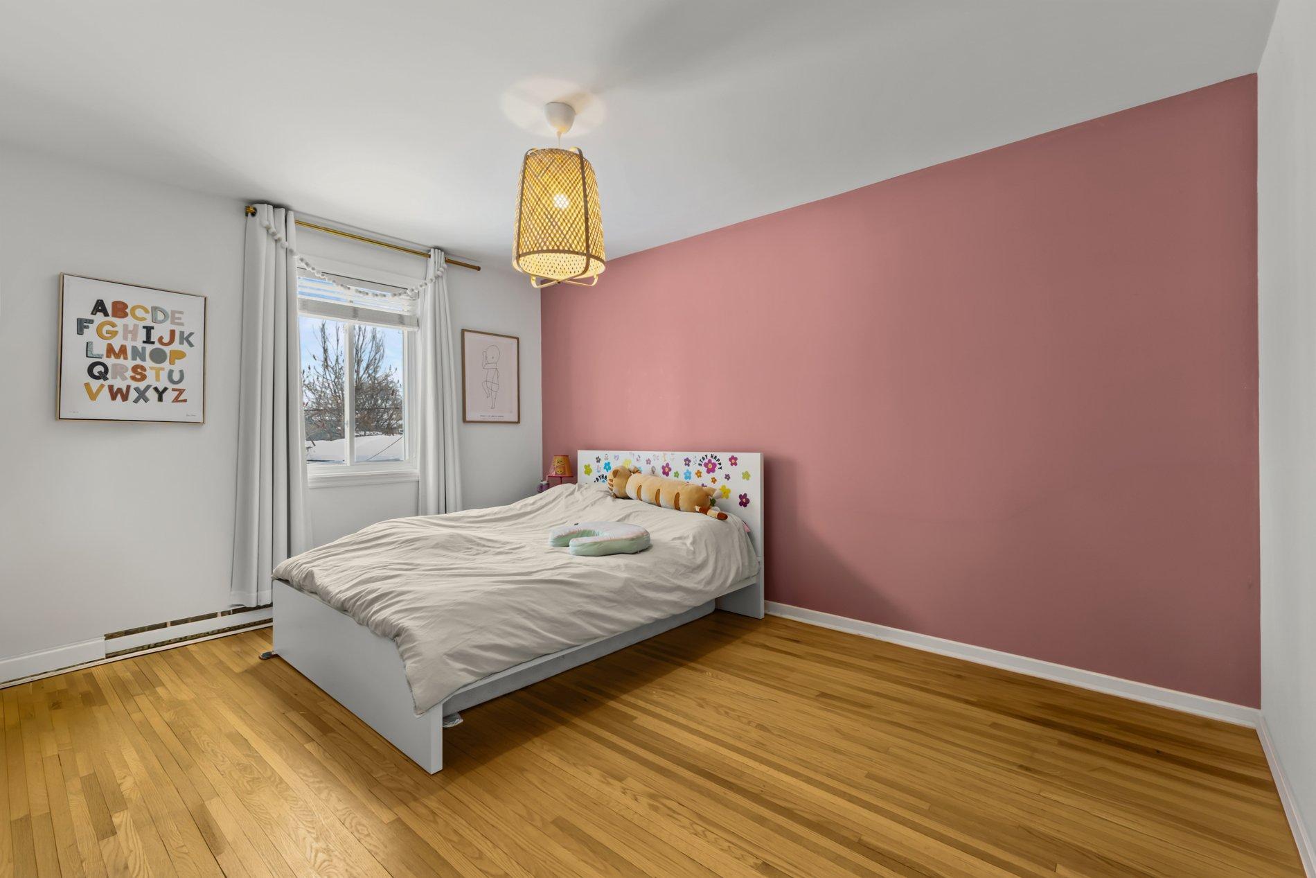 









661

 - 663A


81e Avenue

,
Laval (Chomedey),




QC
H7V3M5

