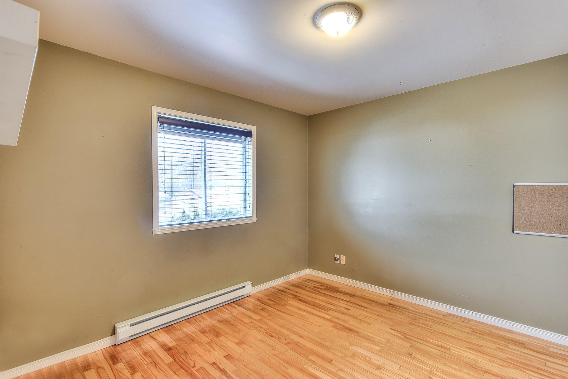 









1120


Rue des Chrysanthèmes

,
Laval (Sainte-Dorothée),




QC
H7X4B7

