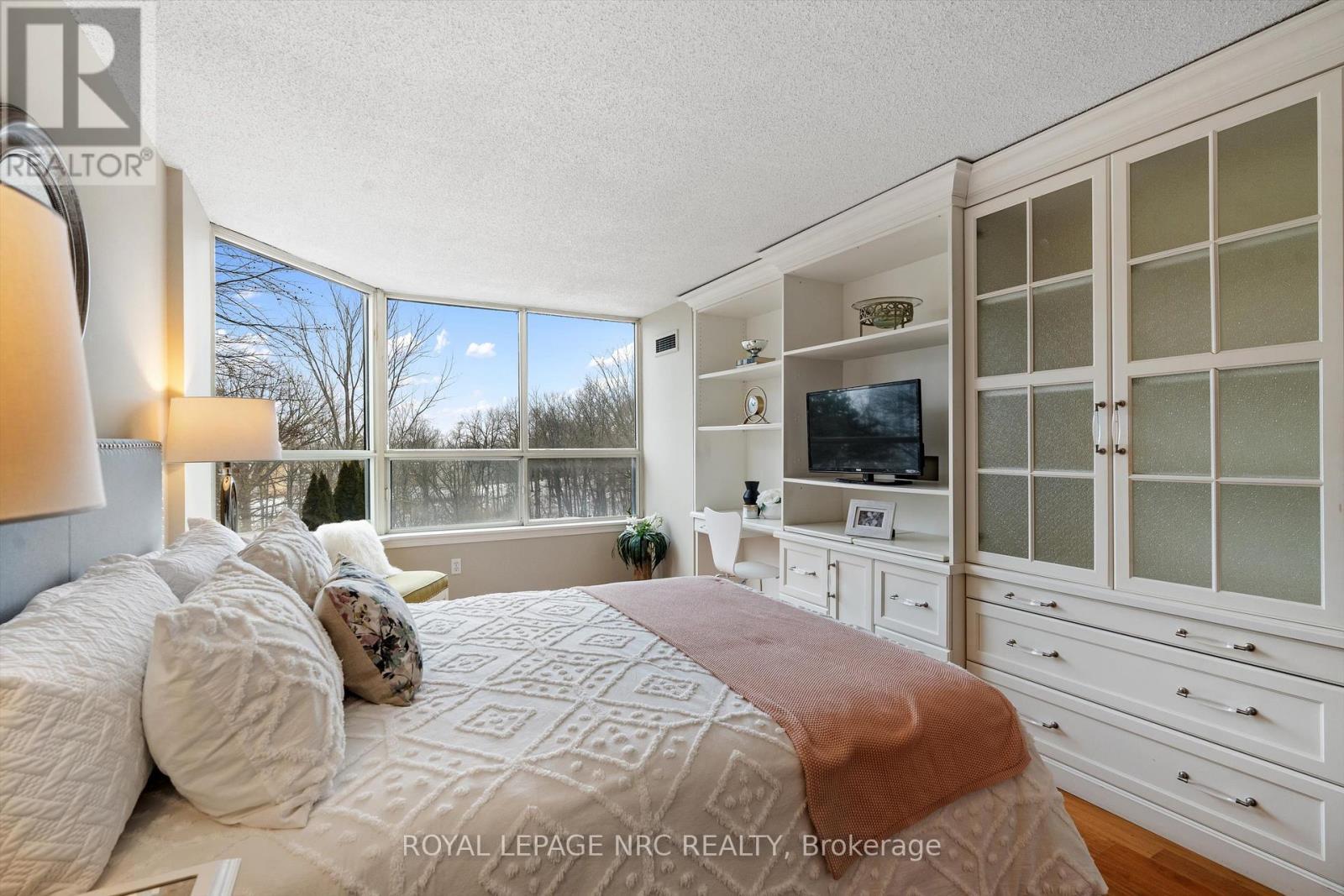 












303 - 3 TOWERING HTS BOULEVARD

,
St. Catharines (Glendale/Glenridge),




Ontario
L2T4A4

