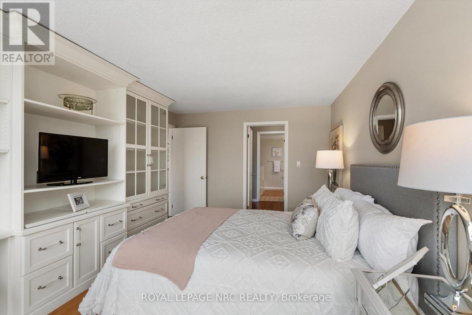 












303 - 3 TOWERING HTS BOULEVARD

,
St. Catharines (Glendale/Glenridge),




Ontario
L2T4A4

