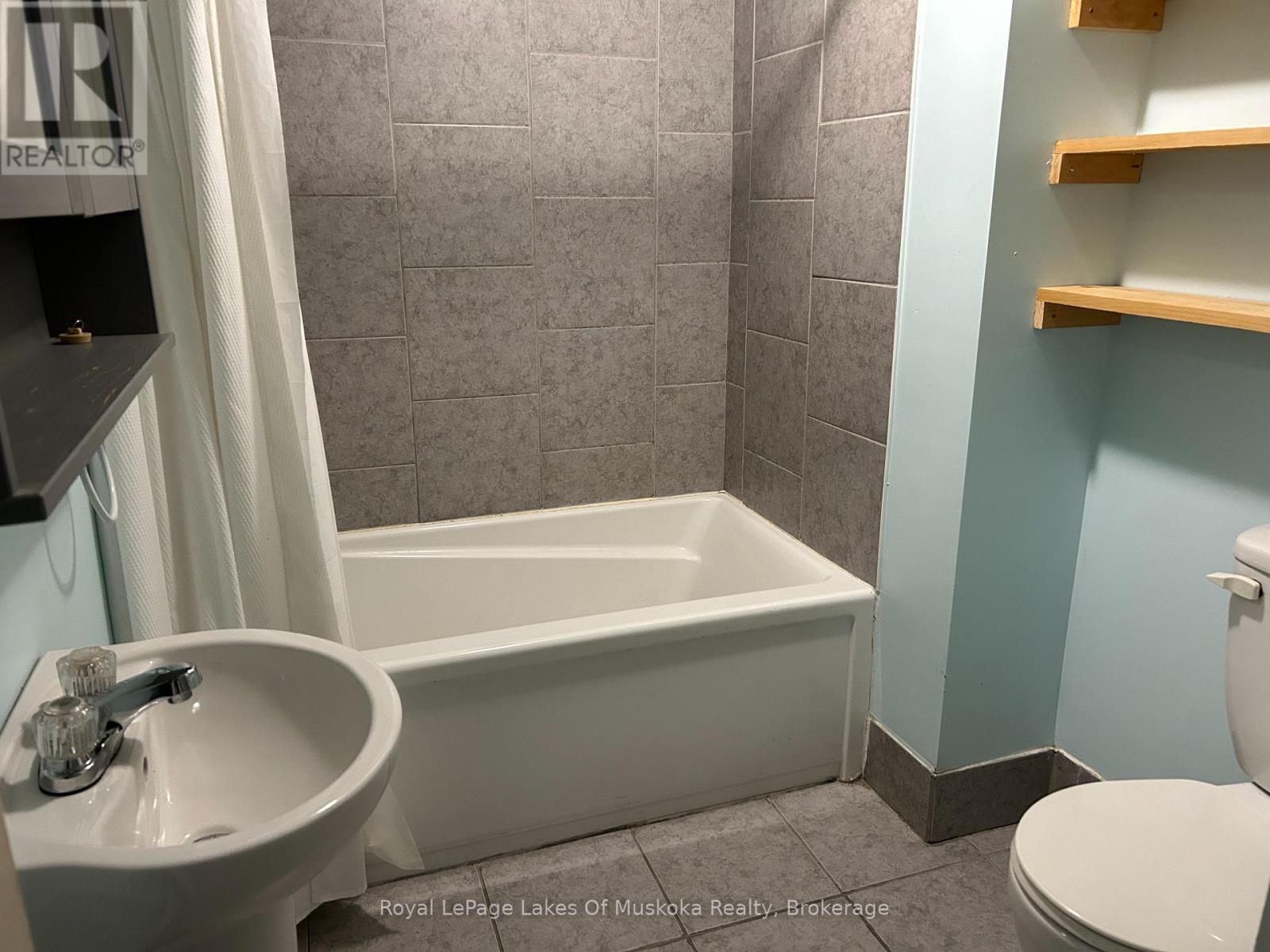 












190 ECCLESTONE DRIVE

,
Bracebridge (Monck (Bracebridge)),




Ontario
P1L1E5

