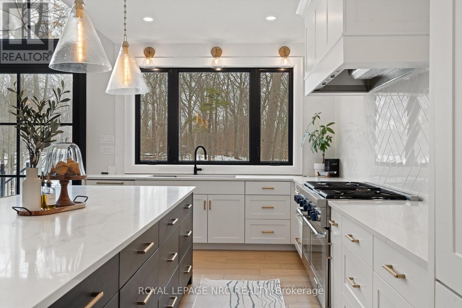 












1 BRIARFIELD CRESCENT

,
St. Catharines (Glendale/Glenridge),




Ontario
L2T3T4

