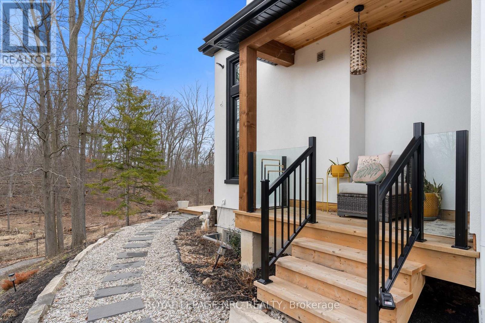 












1 BRIARFIELD CRESCENT

,
St. Catharines (Glendale/Glenridge),




Ontario
L2T3T4

