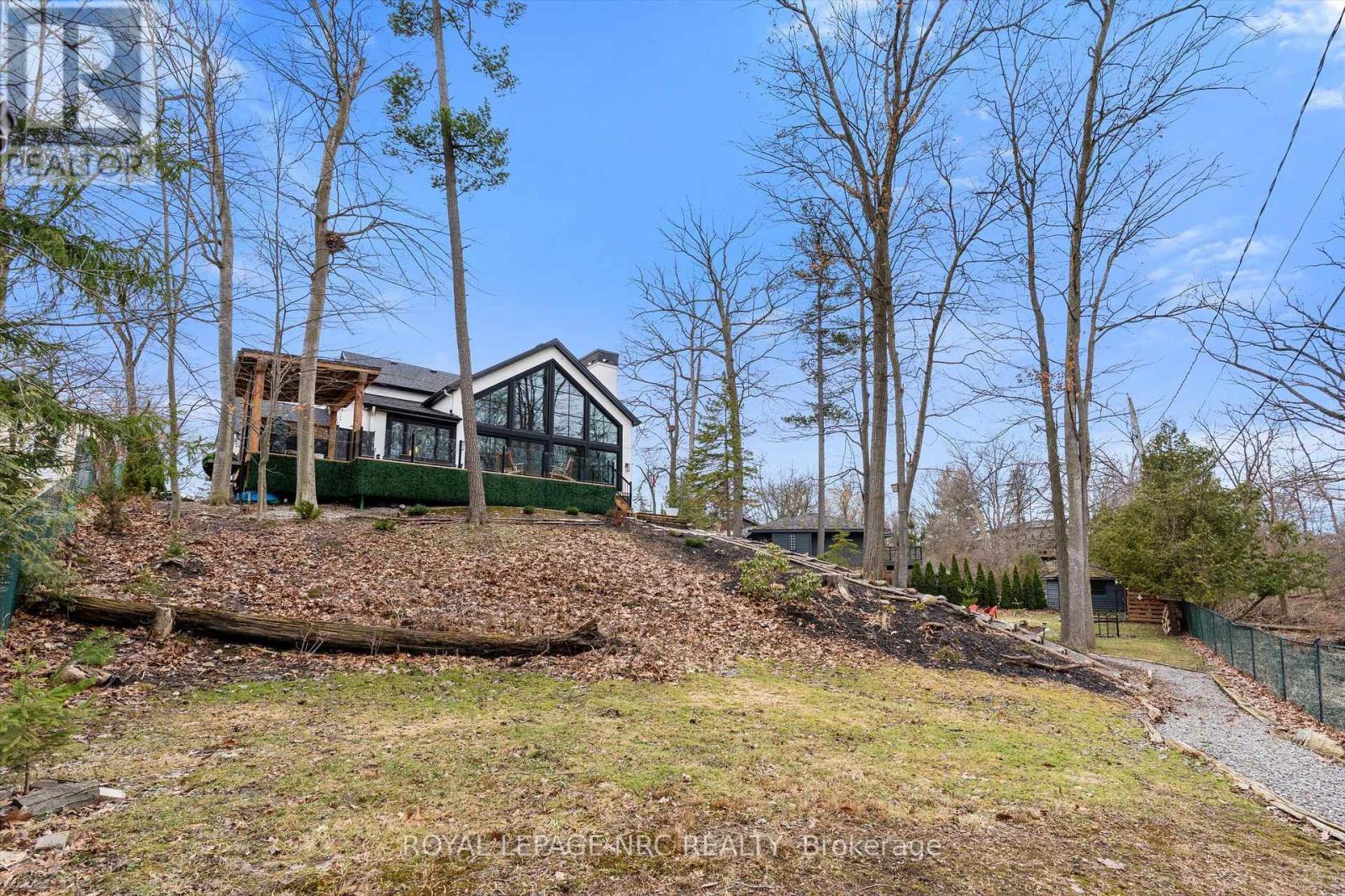 












1 BRIARFIELD CRESCENT

,
St. Catharines (Glendale/Glenridge),




Ontario
L2T3T4

