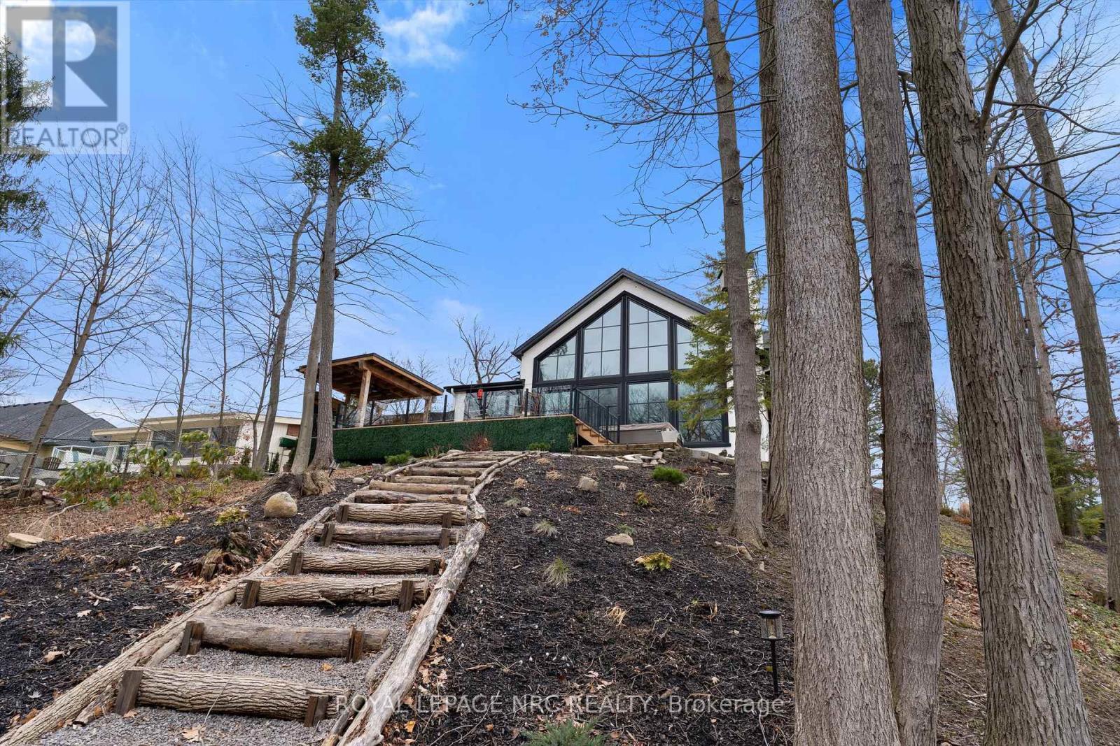 












1 BRIARFIELD CRESCENT

,
St. Catharines (Glendale/Glenridge),




Ontario
L2T3T4

