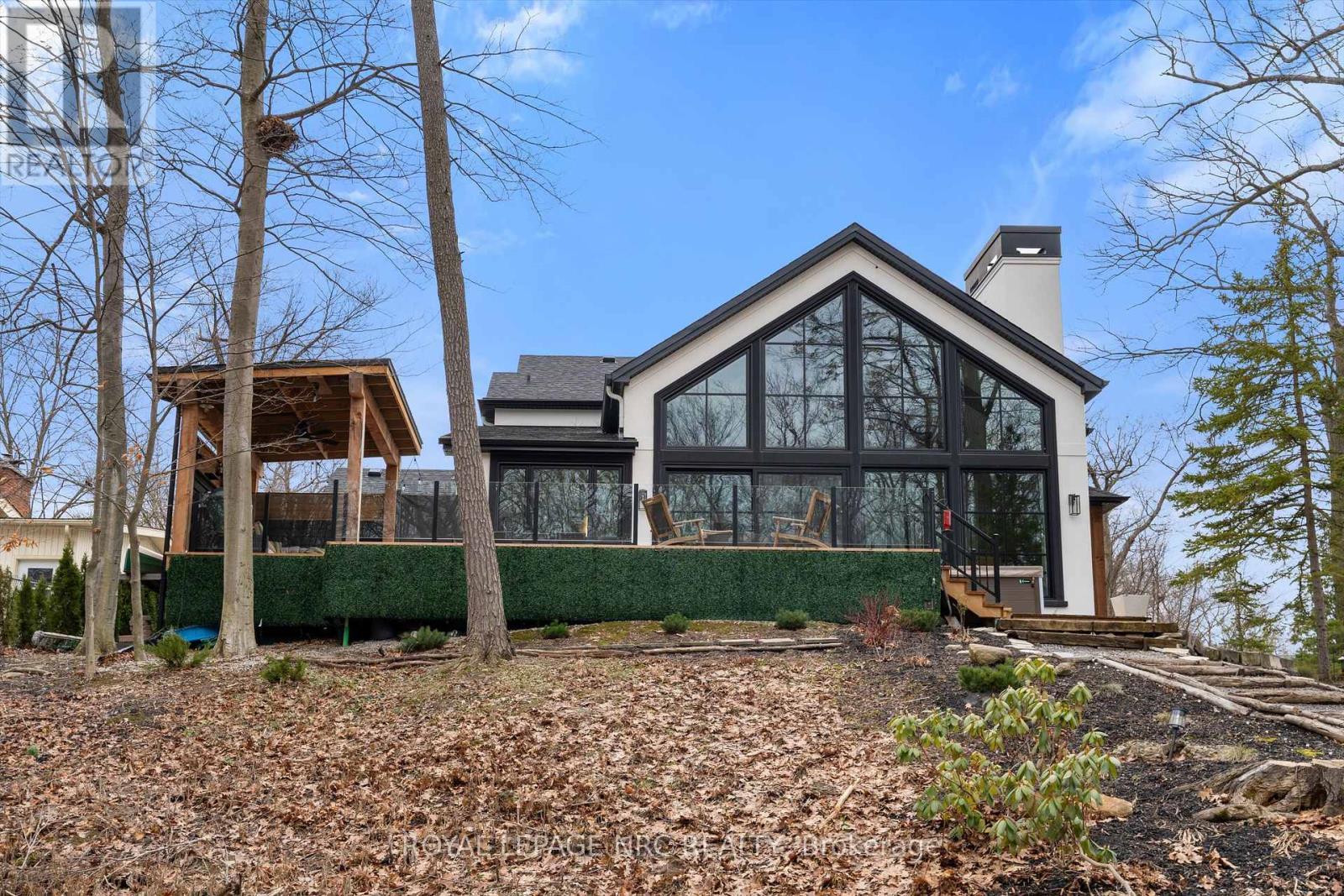 












1 BRIARFIELD CRESCENT

,
St. Catharines (Glendale/Glenridge),




Ontario
L2T3T4

