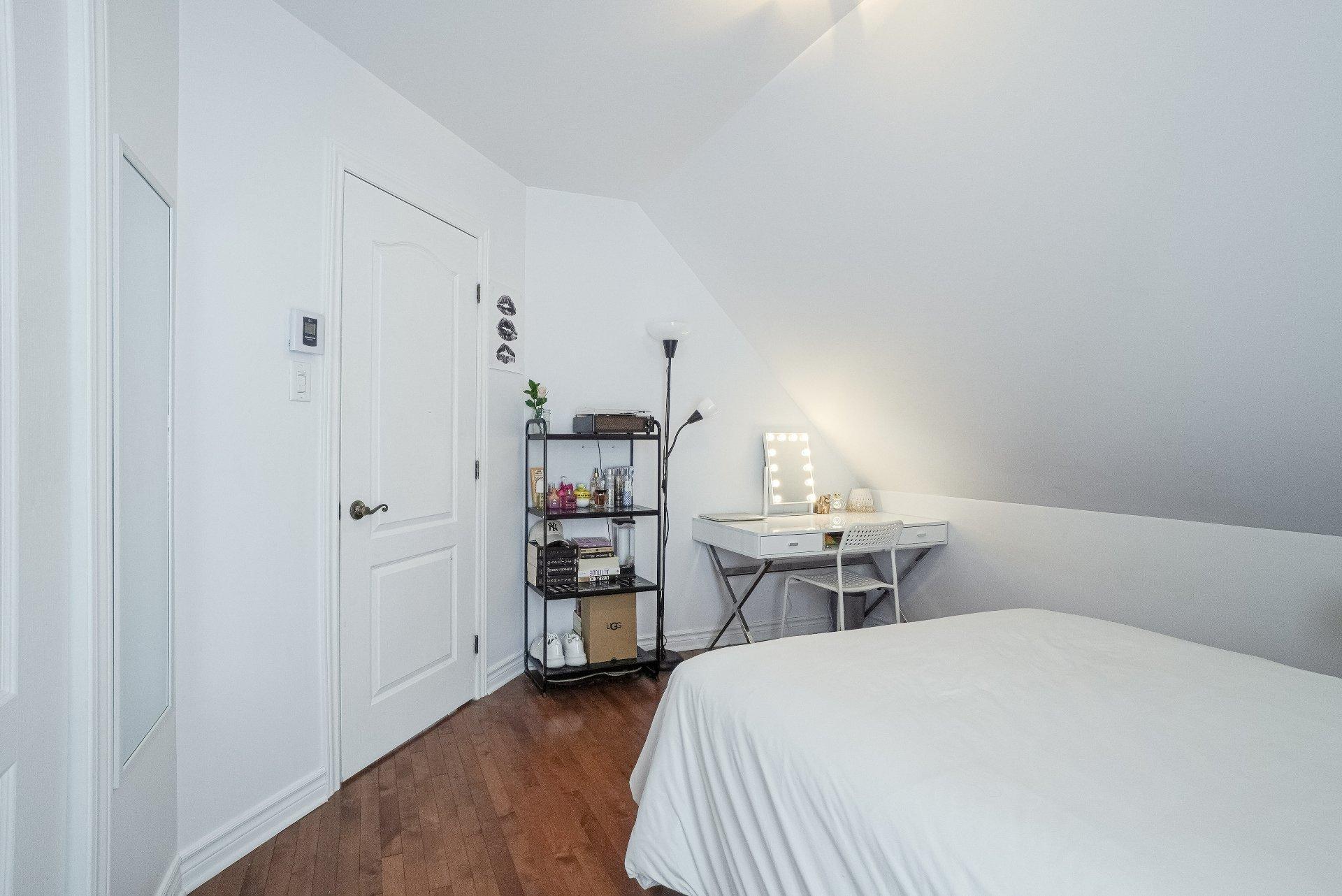 









33


Rue Lauzon

,
Saint-Lin/Laurentides,




QC
J5M0E8

