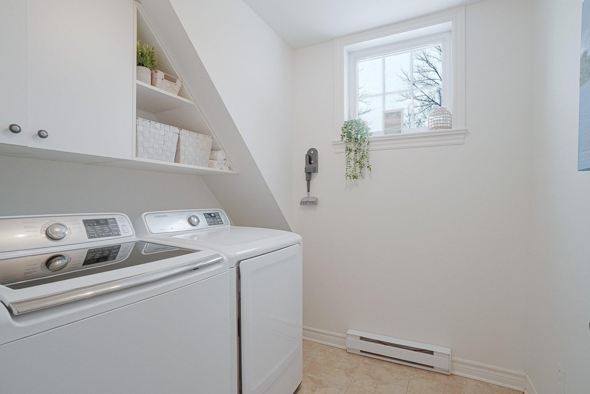 









33


Rue Lauzon

,
Saint-Lin/Laurentides,




QC
J5M0E8

