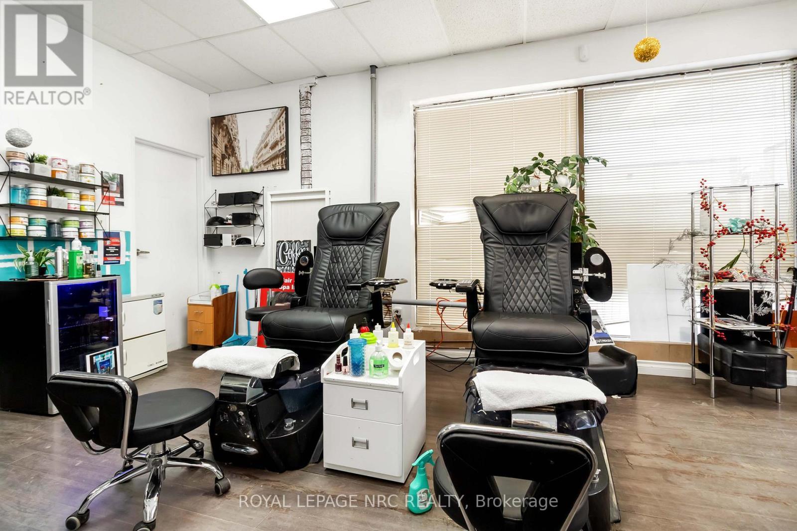 












B - 207 CROSS STREET

,
Oakville (QE Queen Elizabeth),




Ontario
L6J2W9

