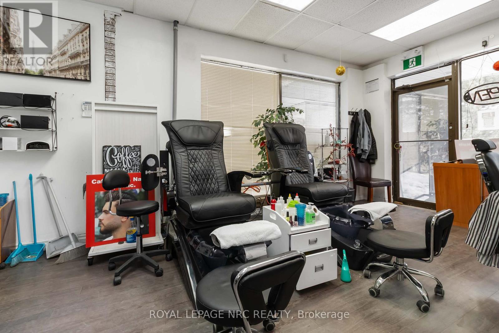 












B - 207 CROSS STREET

,
Oakville (QE Queen Elizabeth),




Ontario
L6J2W9

