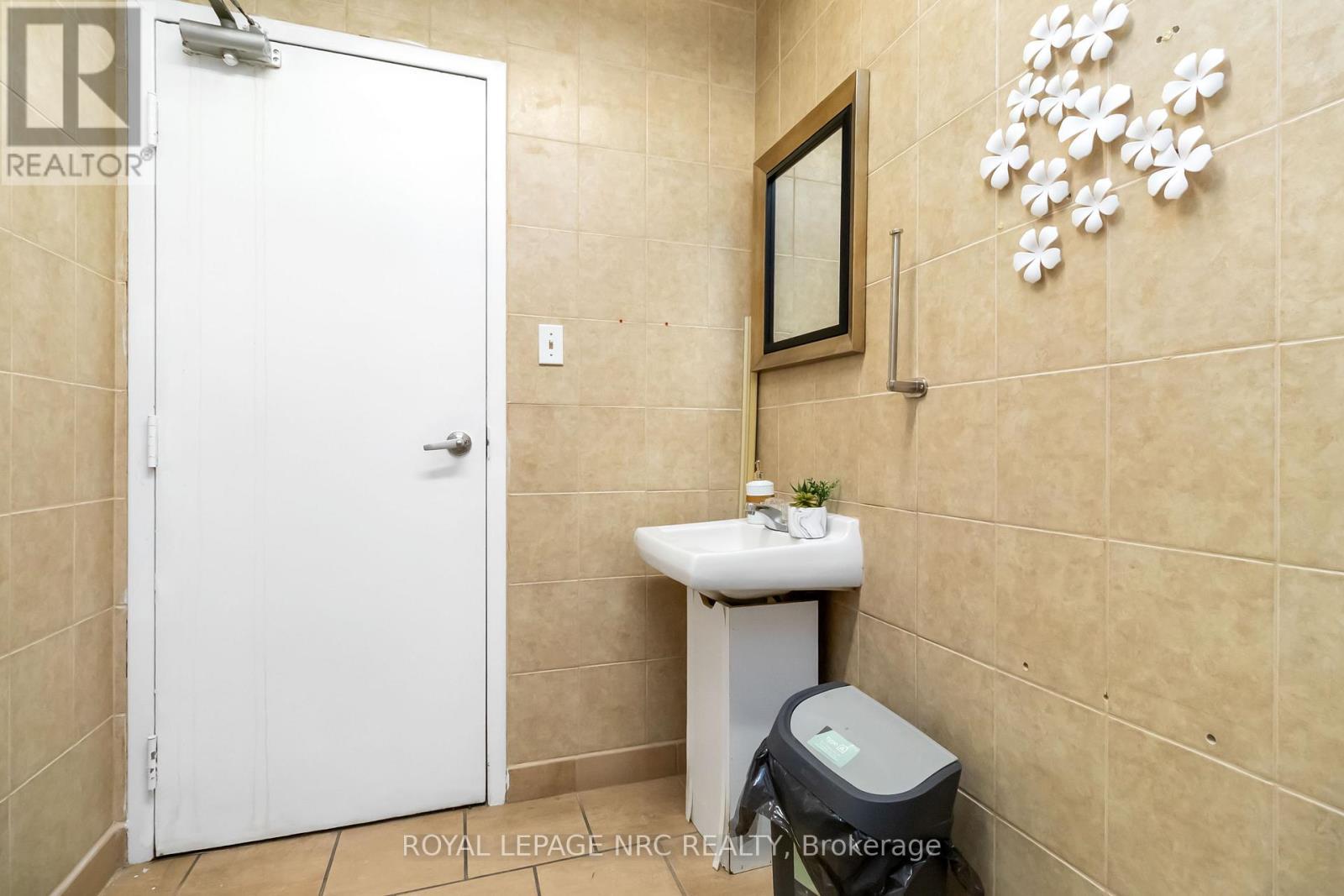 












B - 207 CROSS STREET

,
Oakville (QE Queen Elizabeth),




Ontario
L6J2W9

