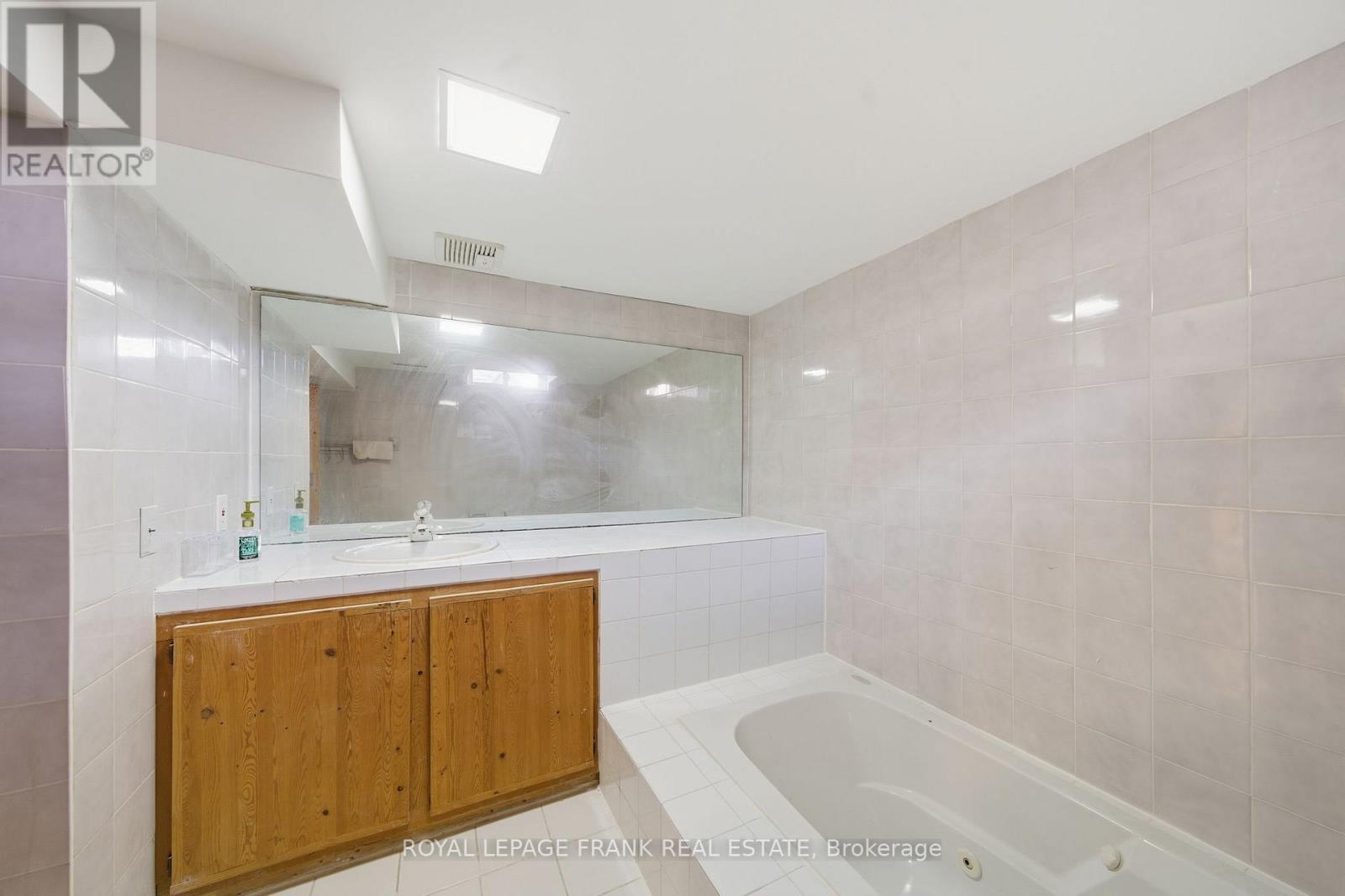 












BASEMENT - 32 HEARNE CRESCENT

,
Ajax (Central),




Ontario
L1T3P5

