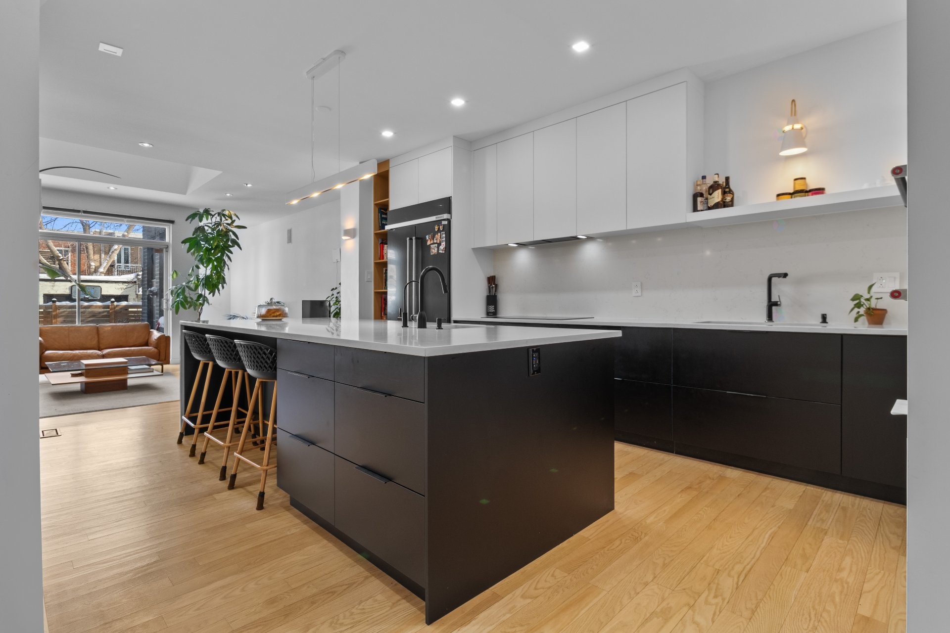 









6365


Av. des Érables

,
Montréal (Rosemont/La Petite-Patrie),




QC
H2G2M7

