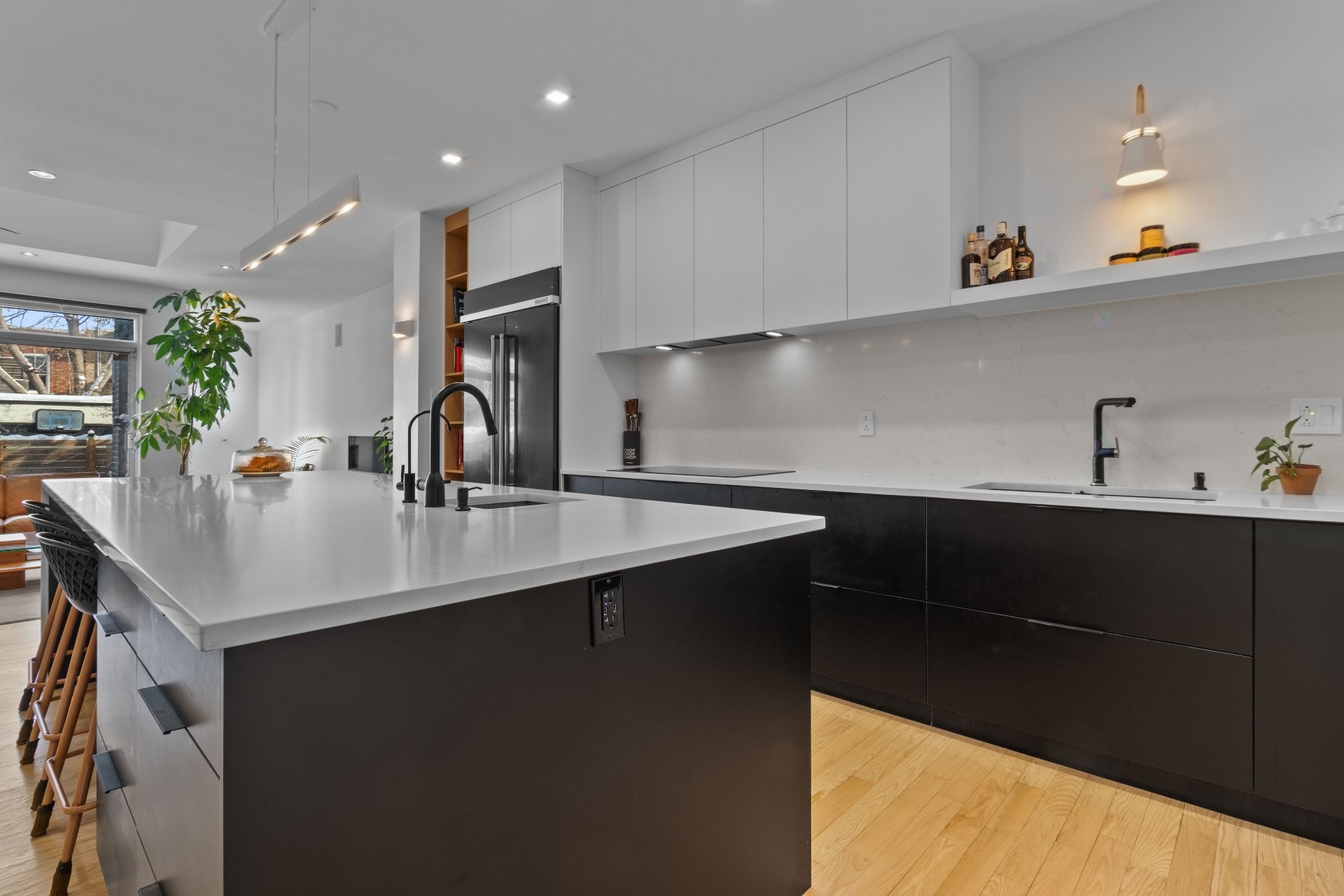 









6365


Av. des Érables

,
Montréal (Rosemont/La Petite-Patrie),




QC
H2G2M7

