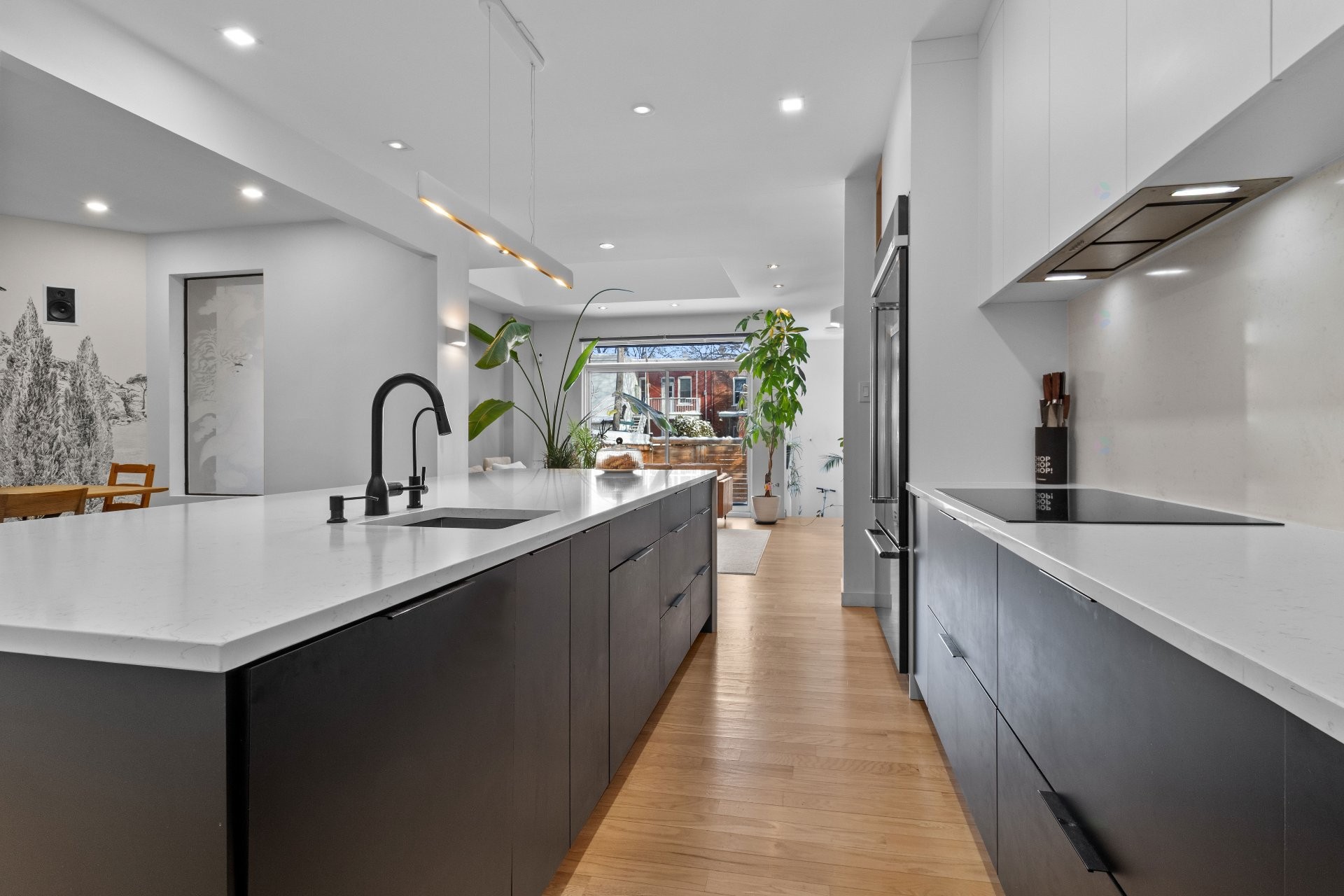 









6365


Av. des Érables

,
Montréal (Rosemont/La Petite-Patrie),




QC
H2G2M7

