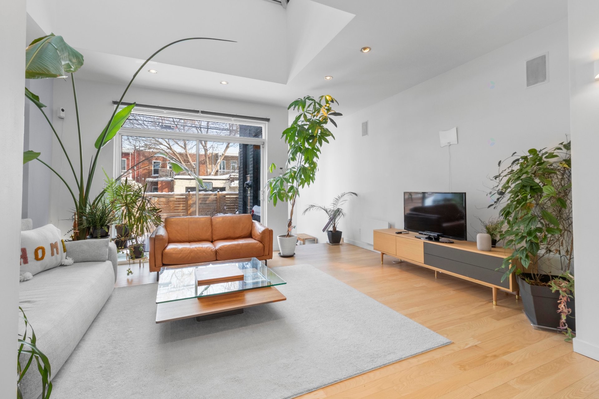 









6365


Av. des Érables

,
Montréal (Rosemont/La Petite-Patrie),




QC
H2G2M7

