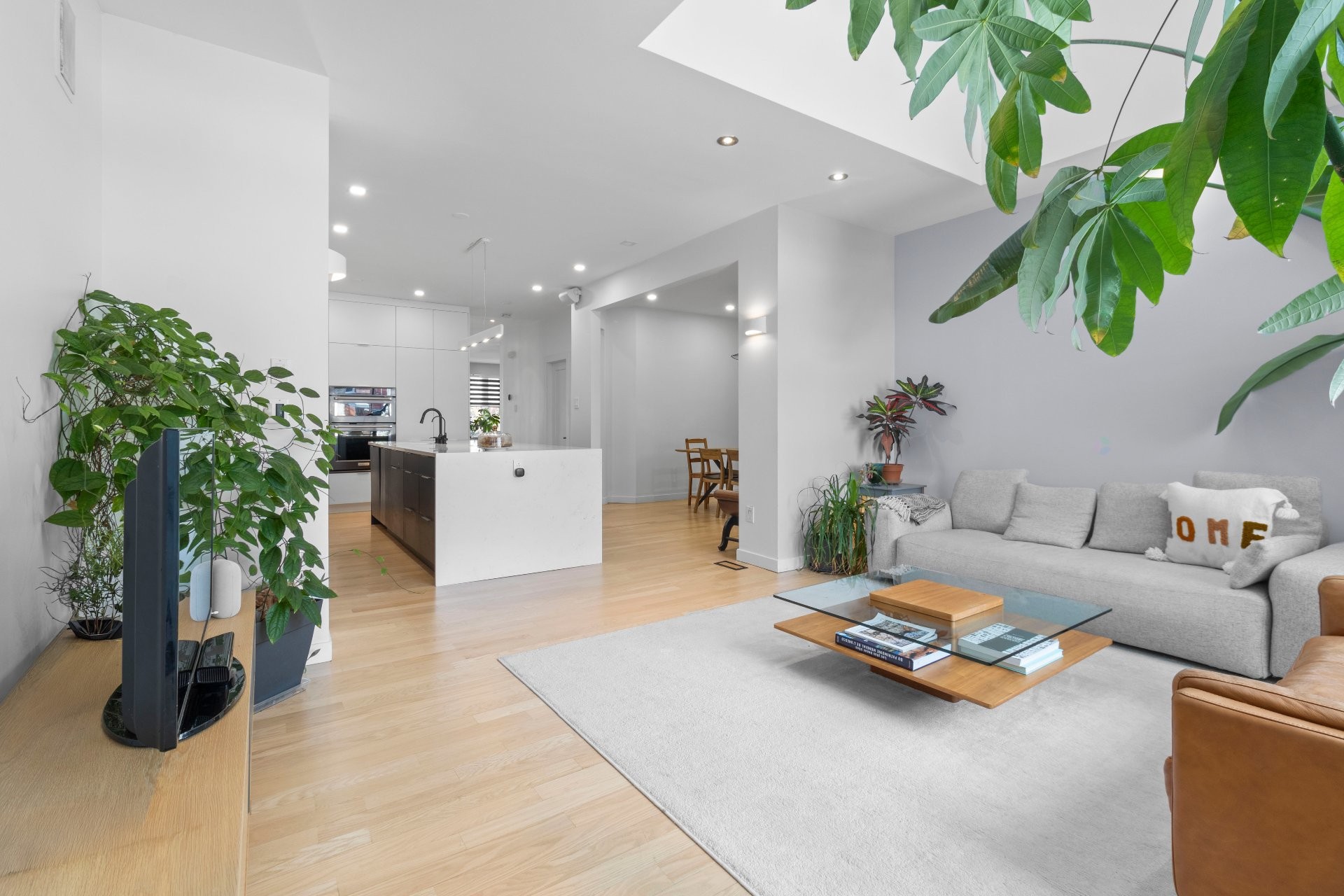 









6365


Av. des Érables

,
Montréal (Rosemont/La Petite-Patrie),




QC
H2G2M7

