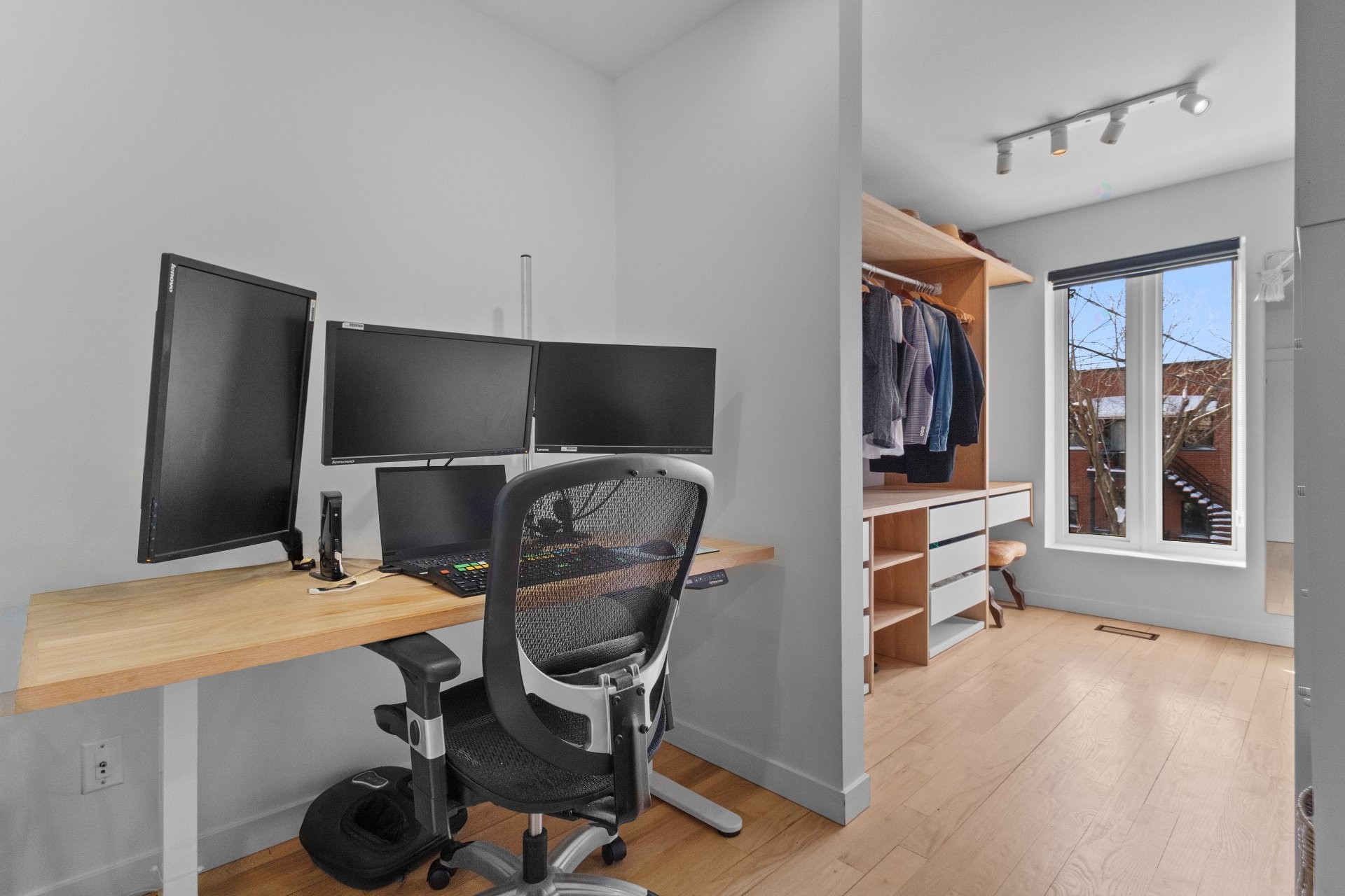 









6365


Av. des Érables

,
Montréal (Rosemont/La Petite-Patrie),




QC
H2G2M7

