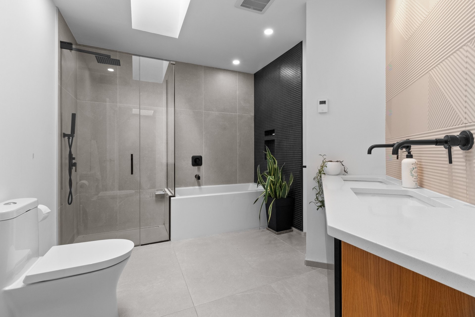 









6365


Av. des Érables

,
Montréal (Rosemont/La Petite-Patrie),




QC
H2G2M7

